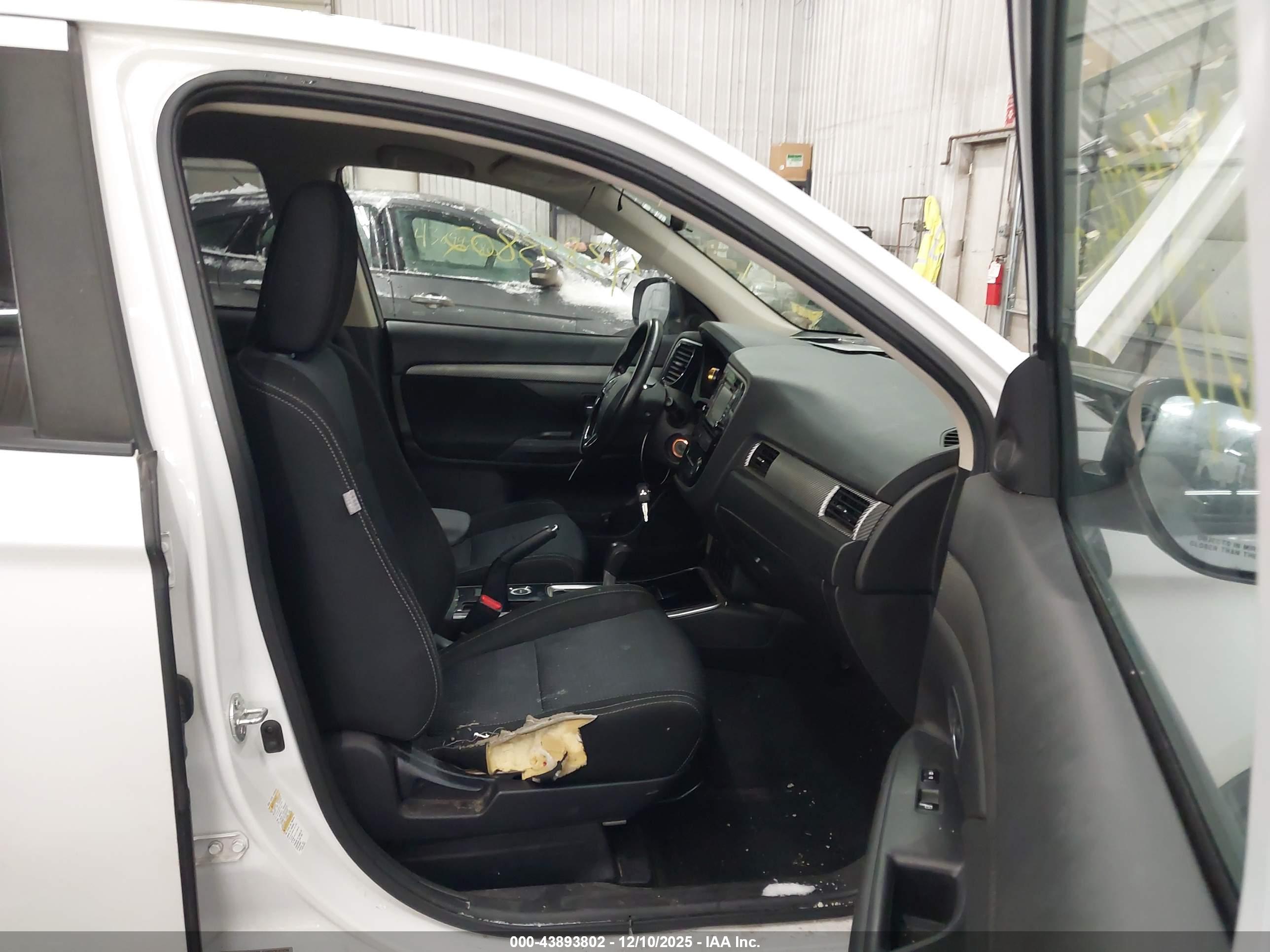 MITSUBISHI OUTLANDER image 5