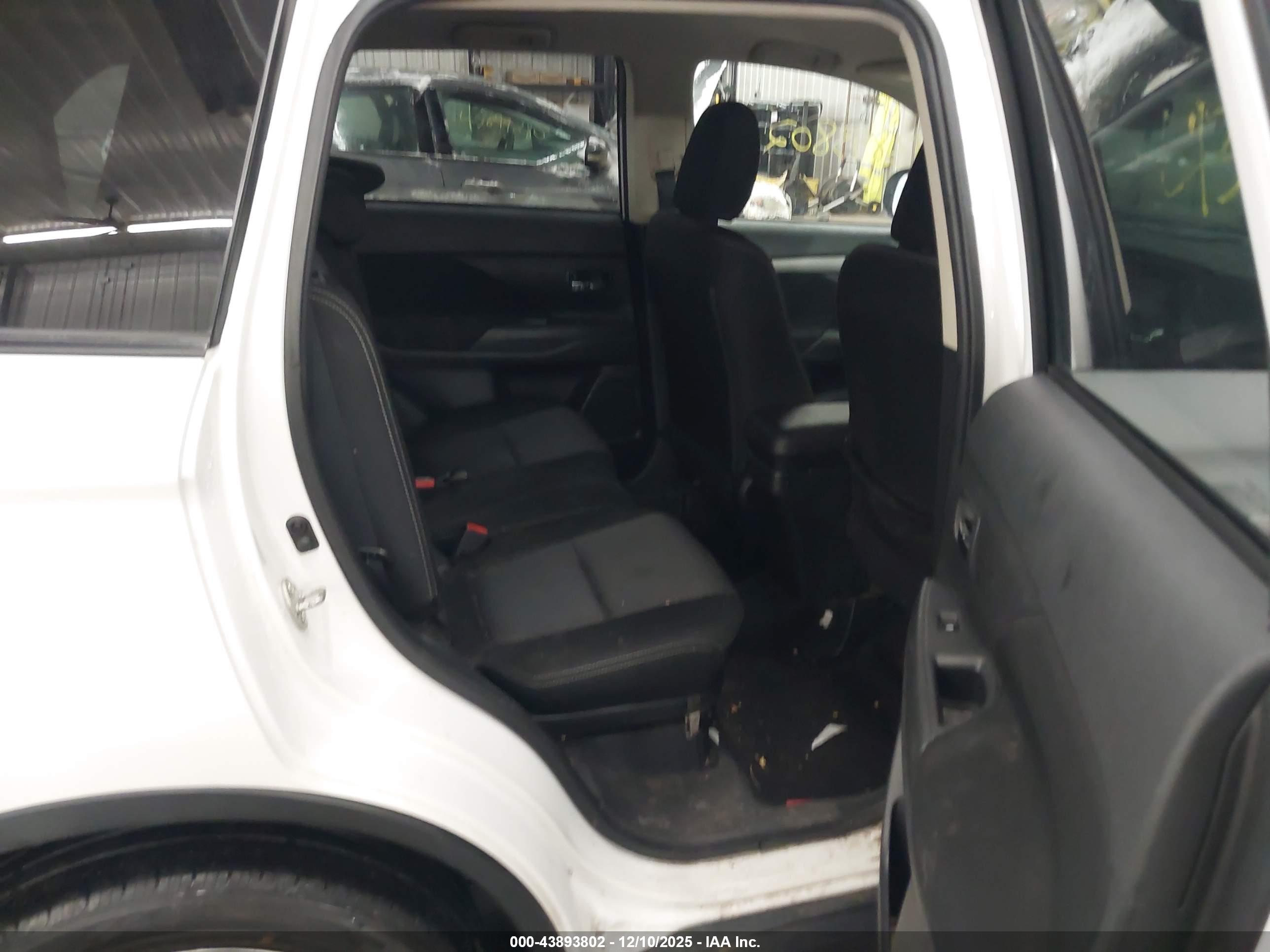 MITSUBISHI OUTLANDER image 8