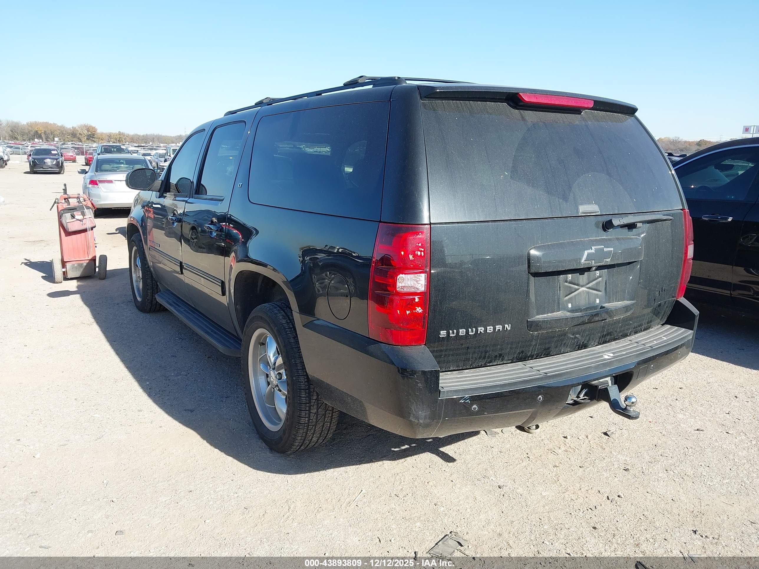 CHEVROLET SUBURBAN image 3