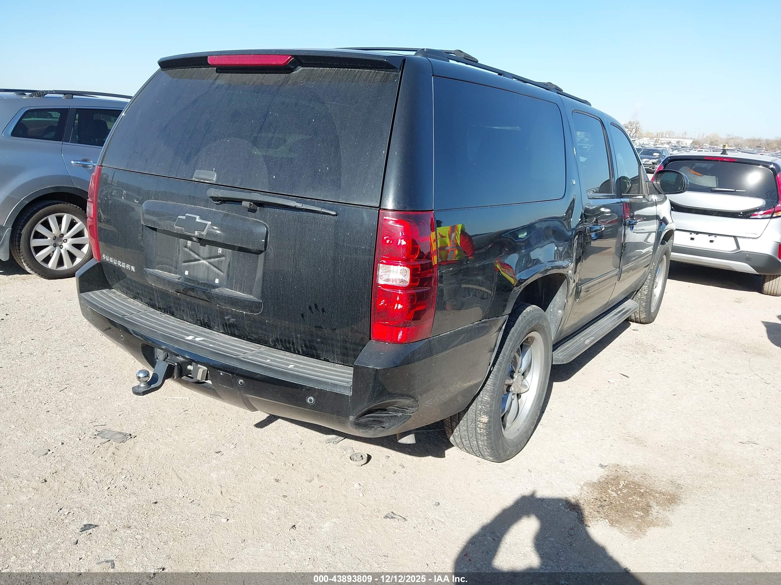 CHEVROLET SUBURBAN image 4