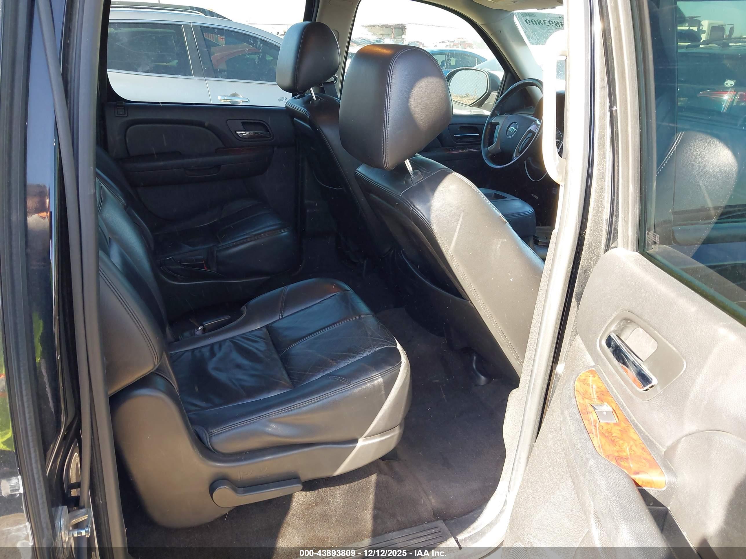 CHEVROLET SUBURBAN image 8