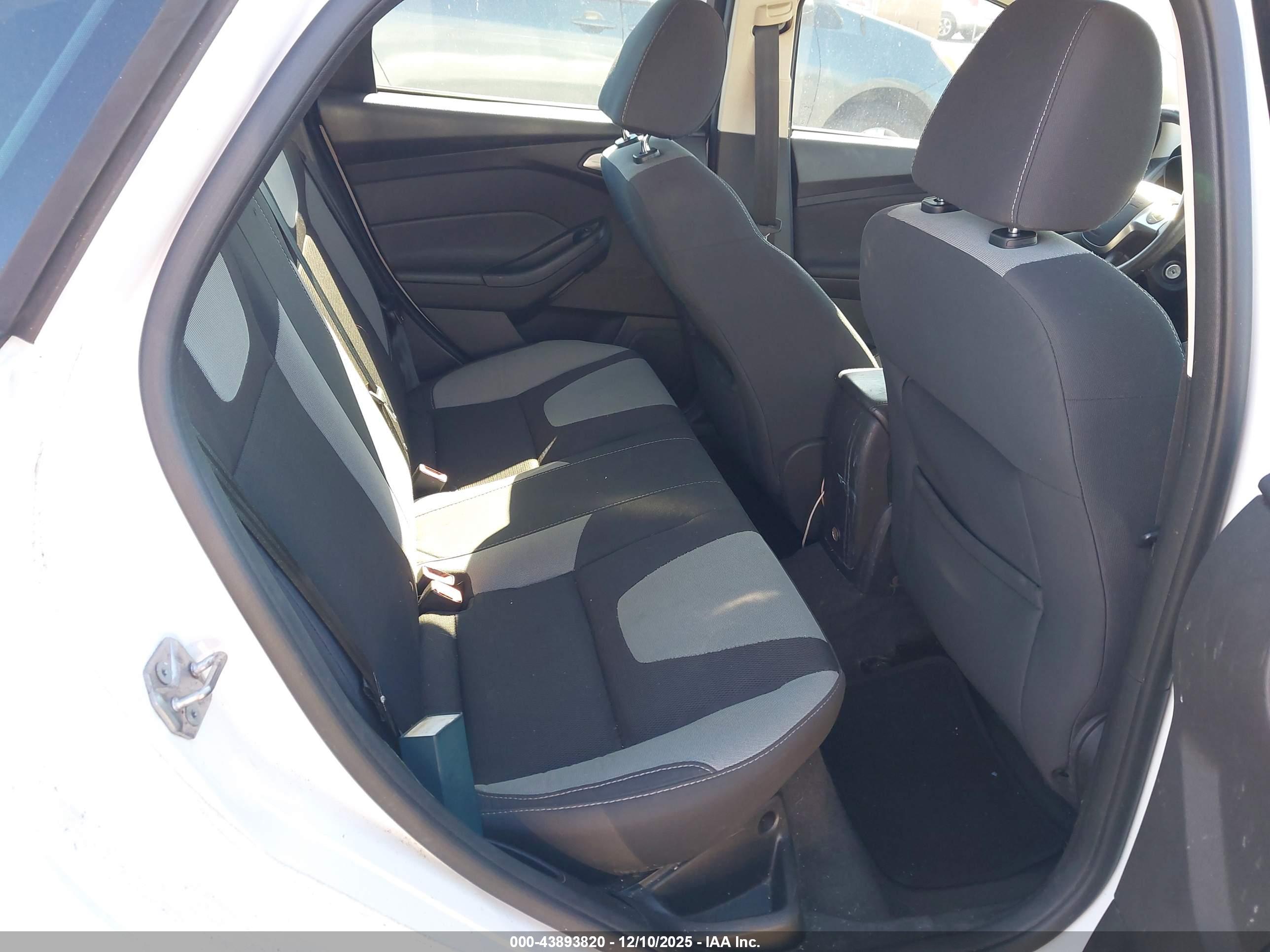 FORD FOCUS image 8