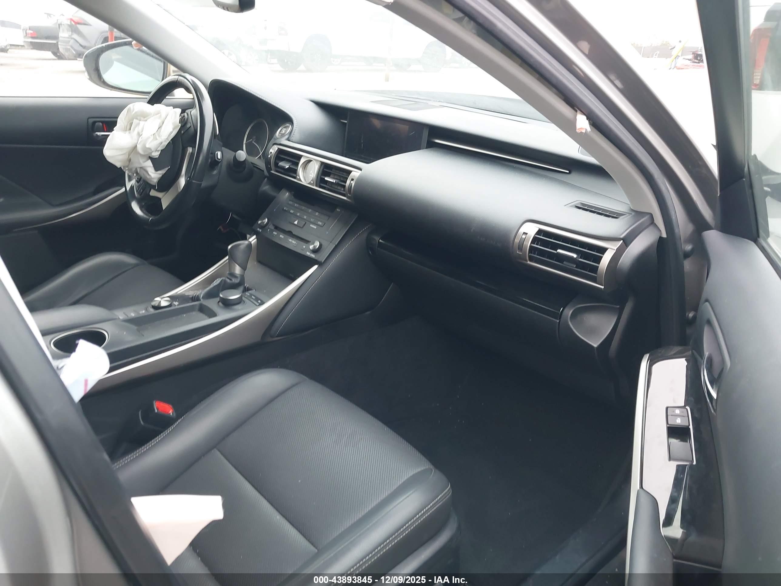 LEXUS IS image 5