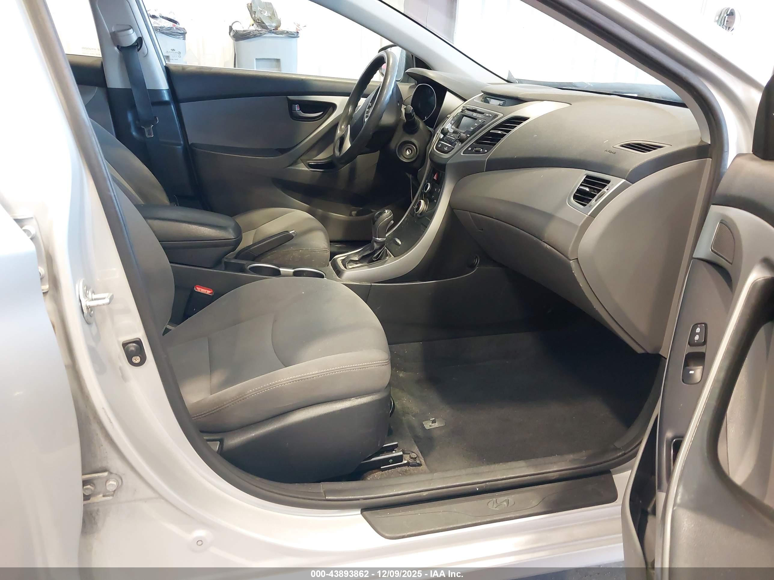 HYUNDAI ELANTRA image 5