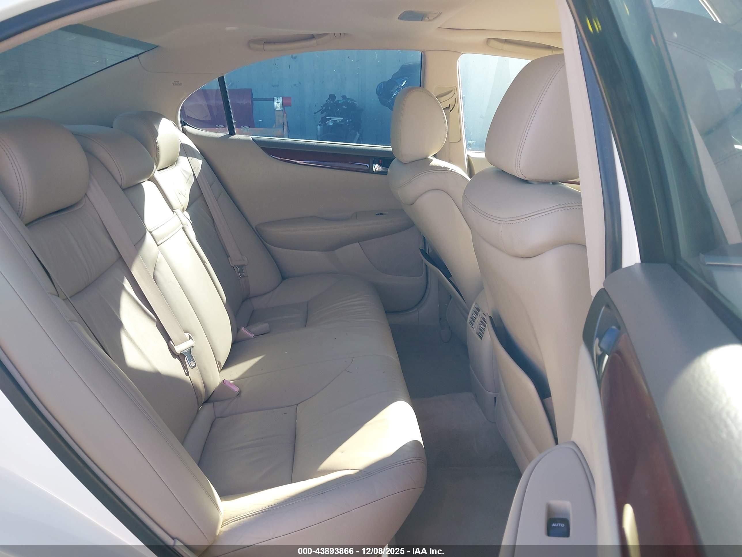 LEXUS ES image 8