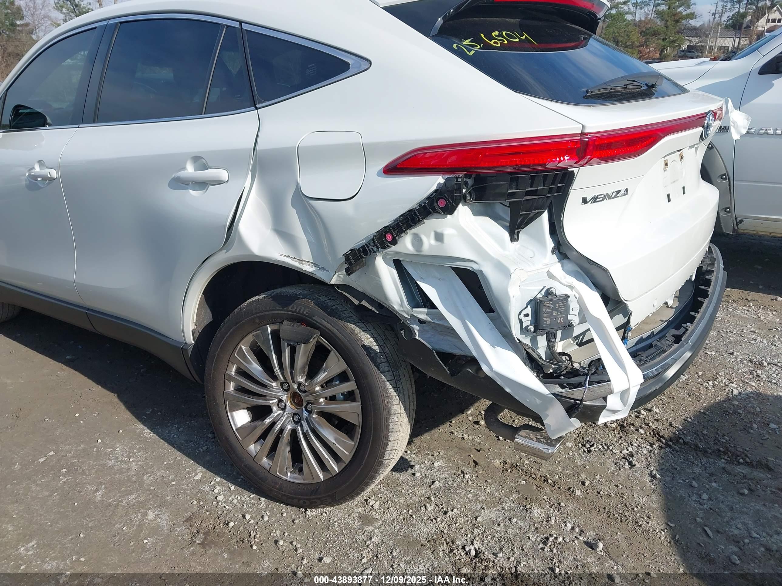 TOYOTA VENZA image 6