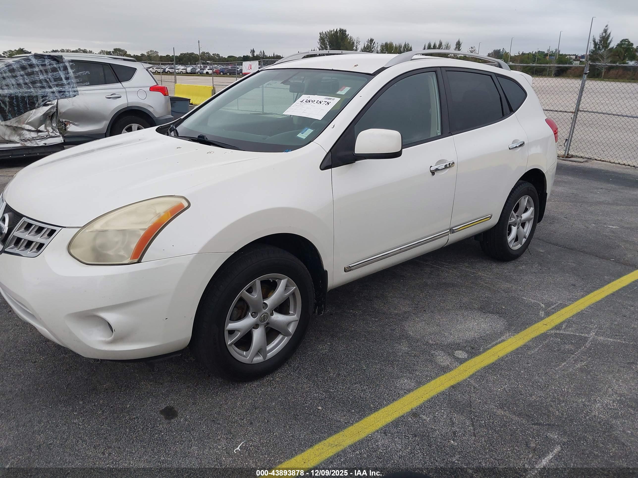 NISSAN ROGUE image 2