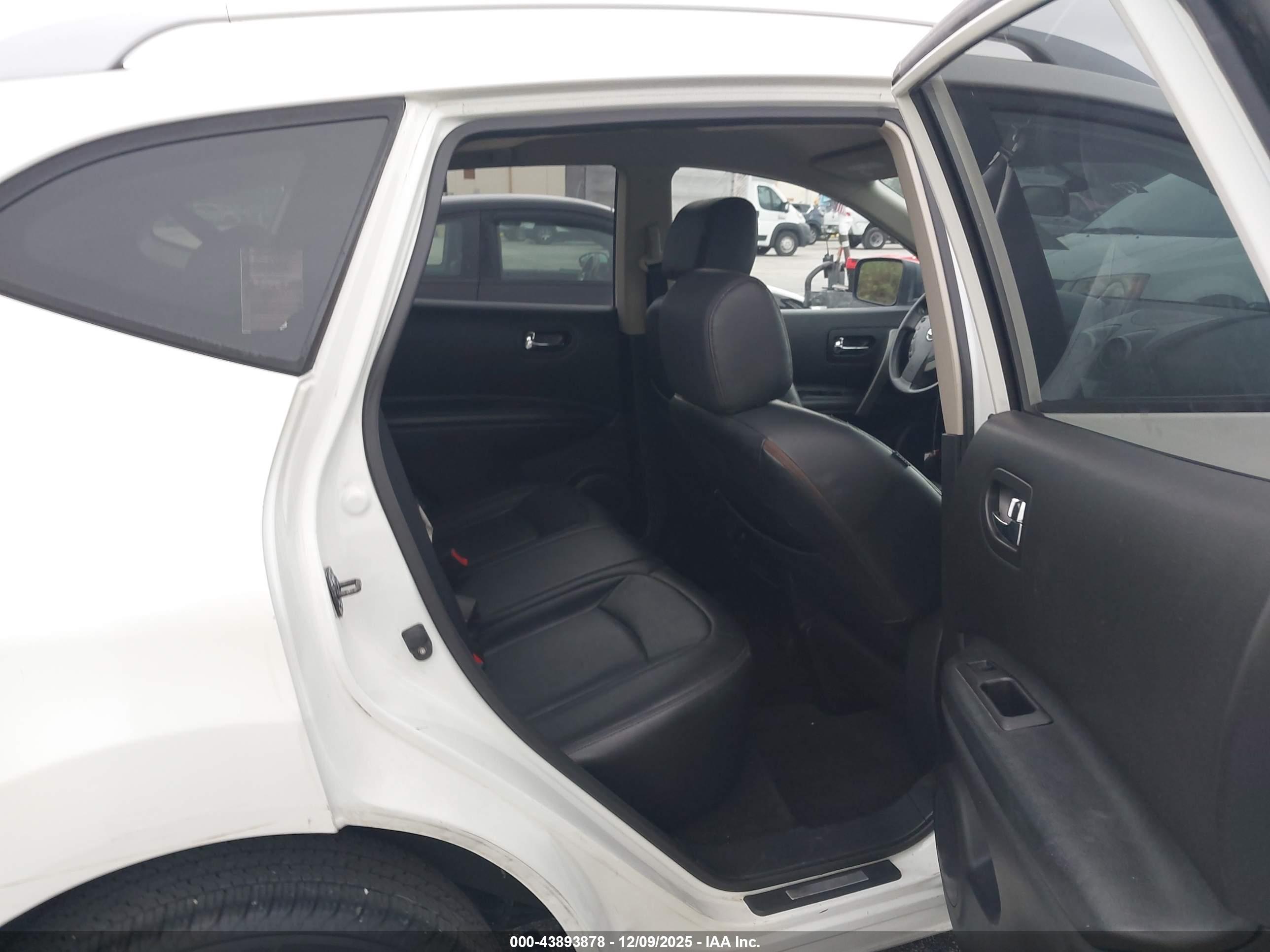 NISSAN ROGUE image 8