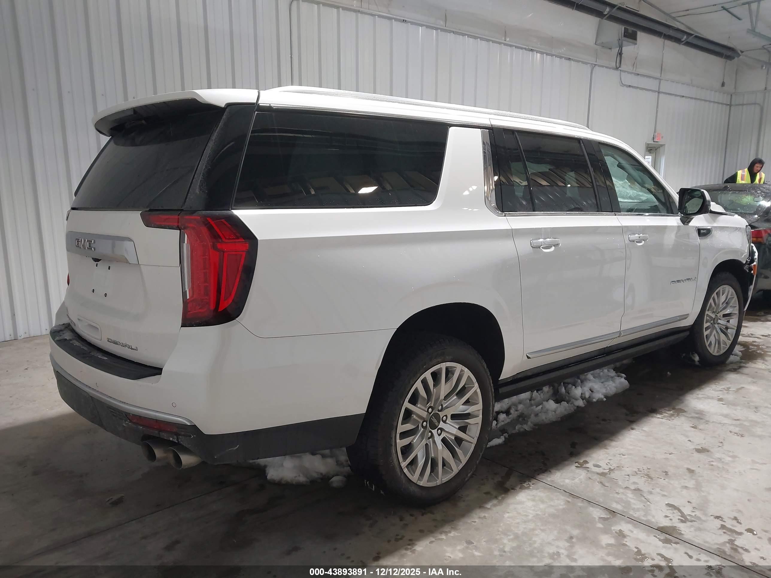 GMC YUKON image 4