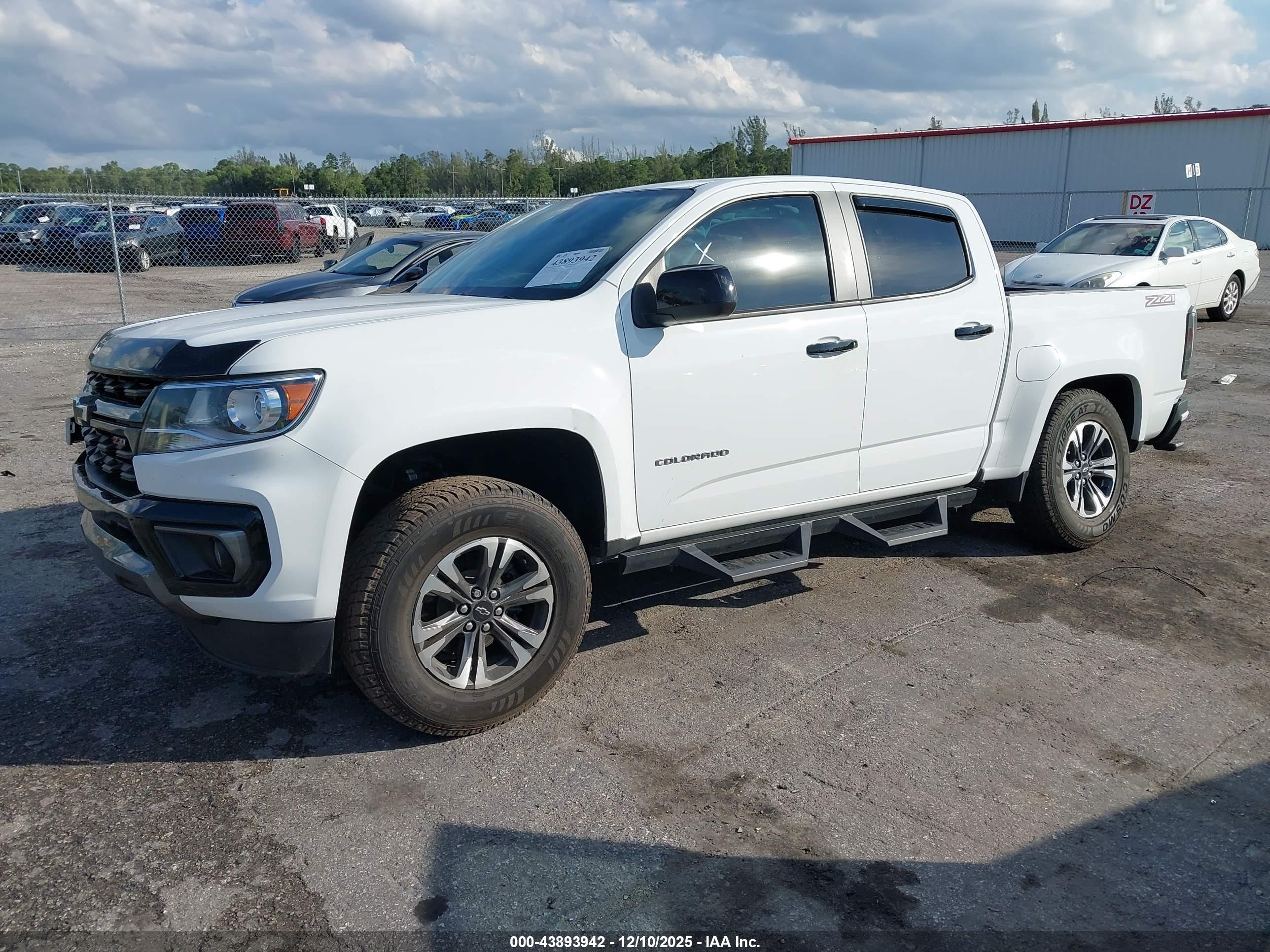 CHEVROLET COLORADO image 2
