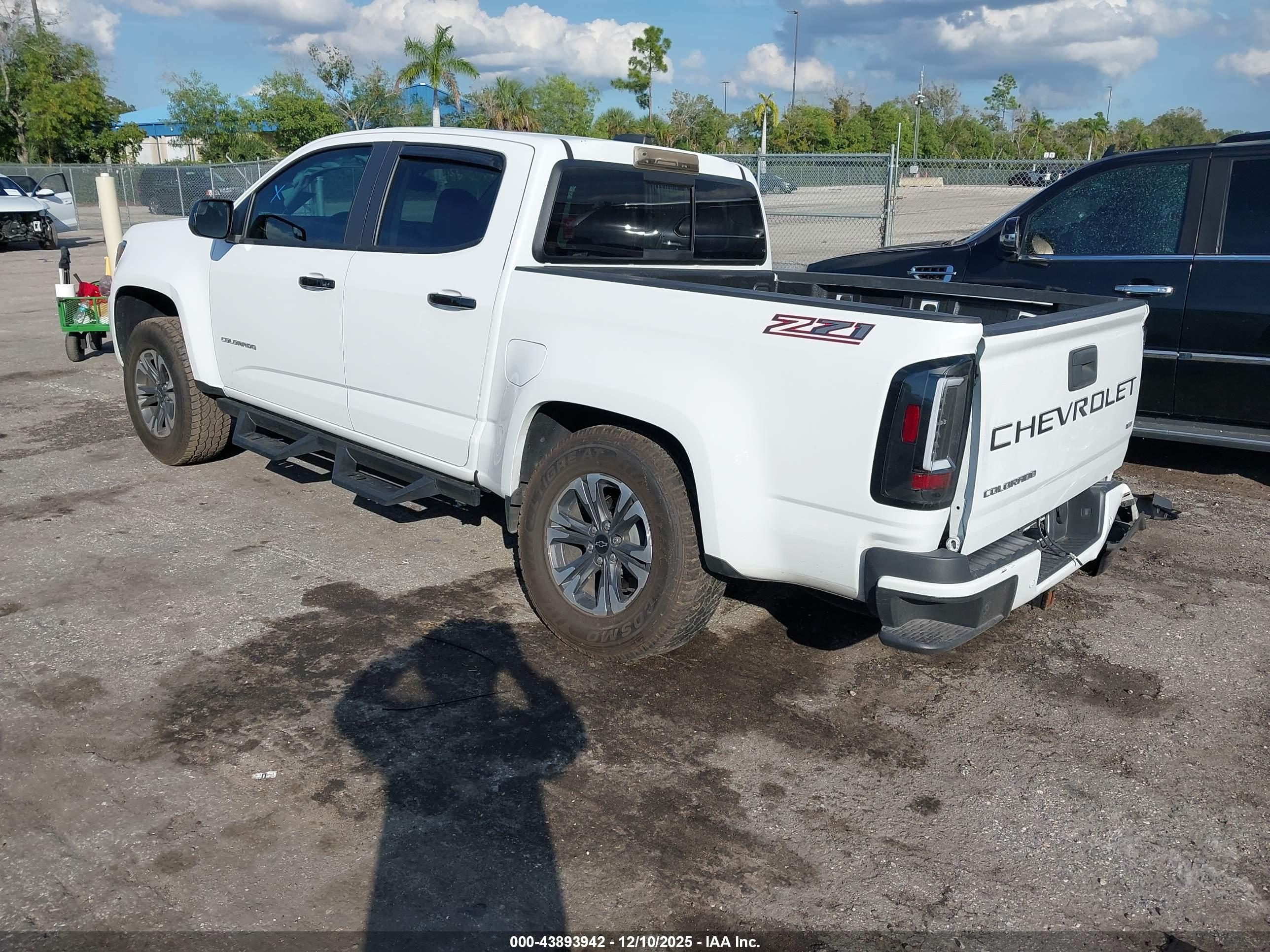 CHEVROLET COLORADO image 3
