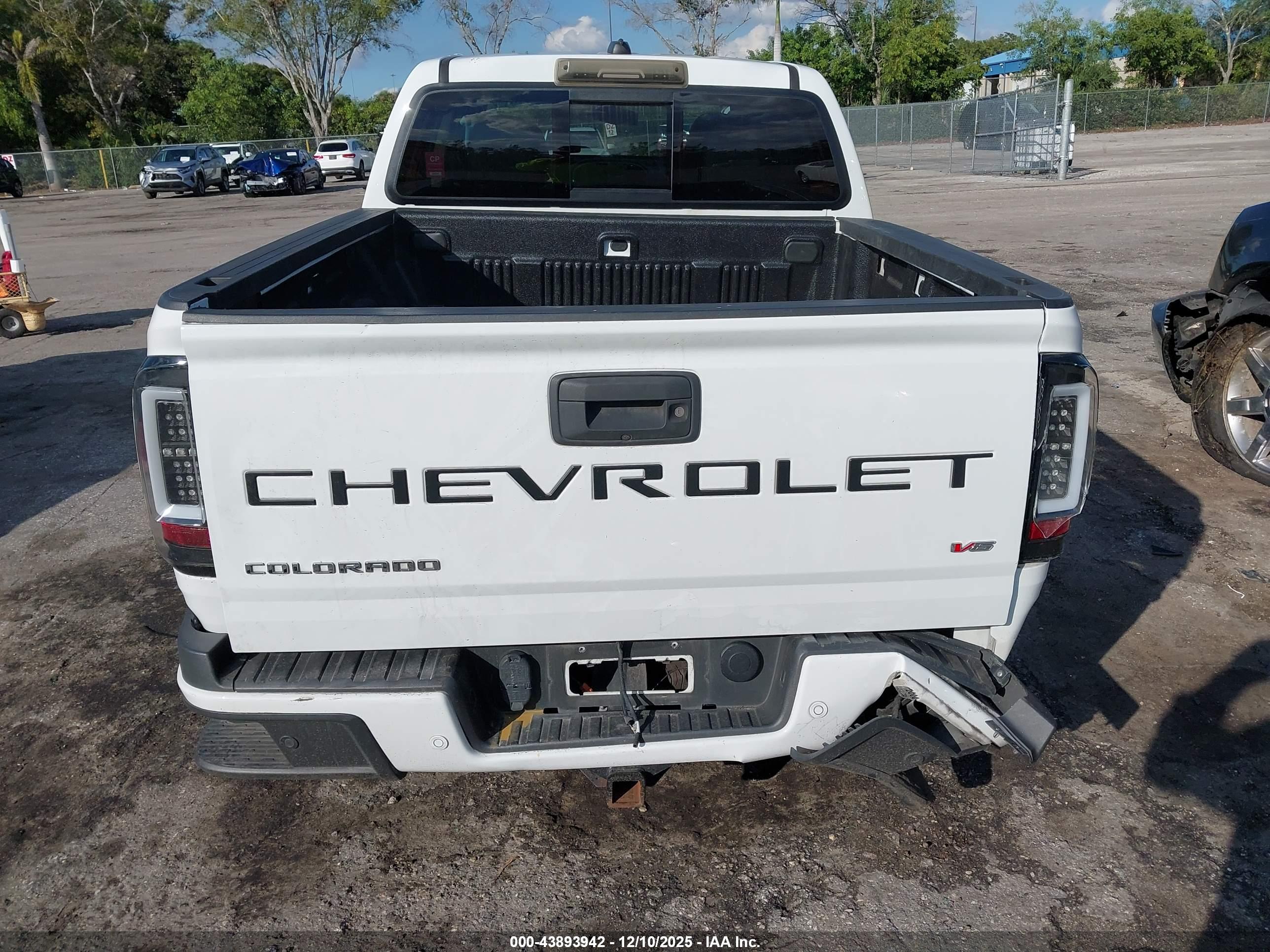 CHEVROLET COLORADO image 6