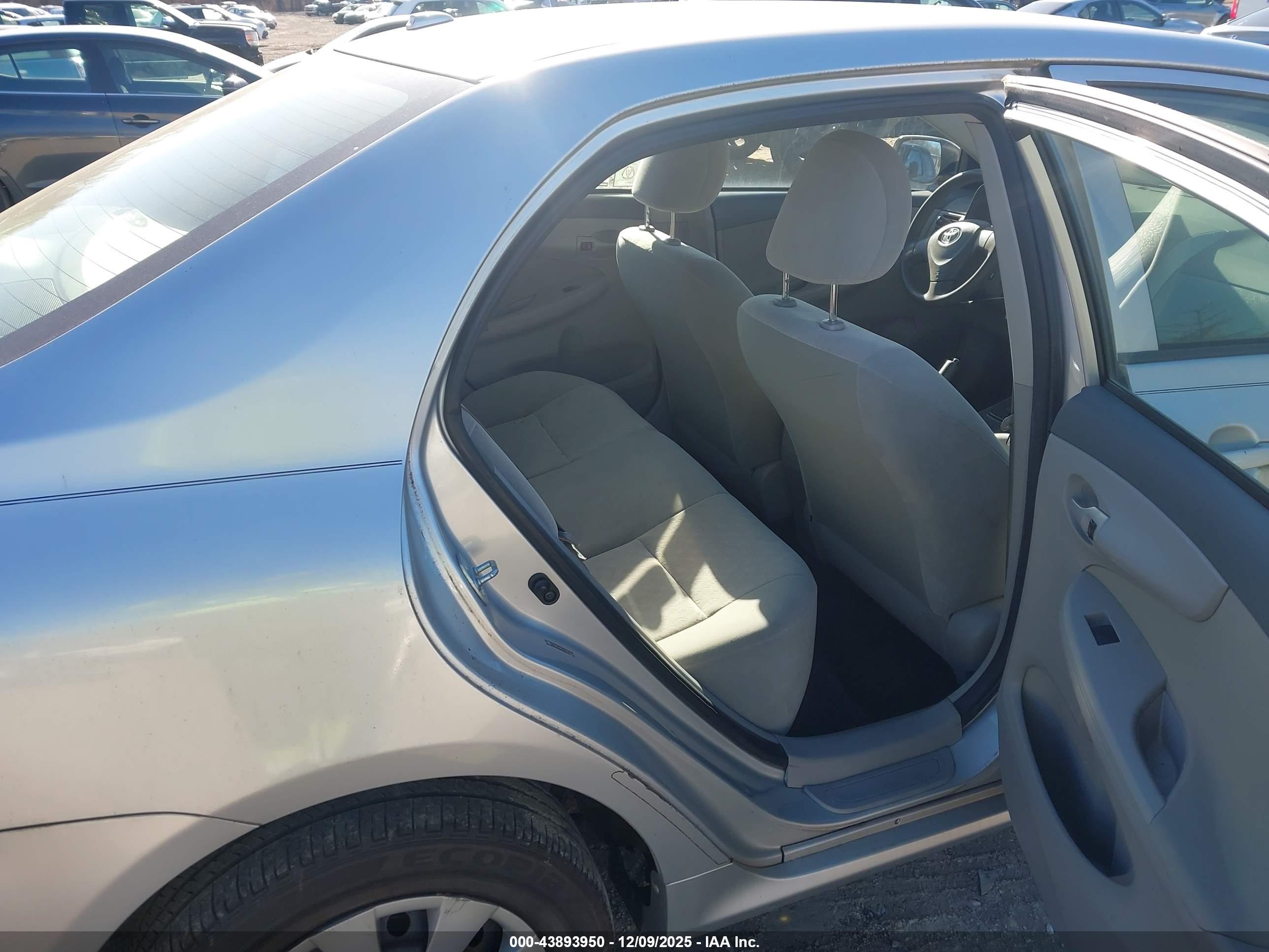 TOYOTA COROLLA image 8