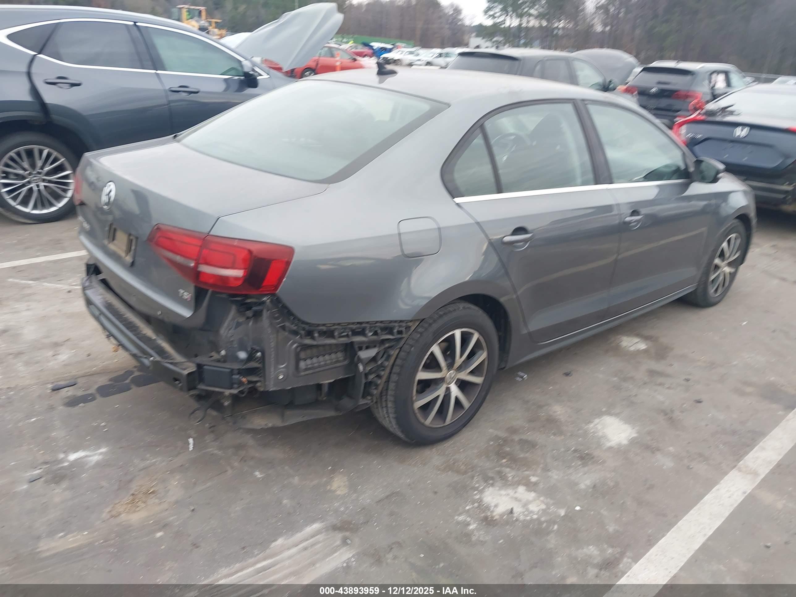 VOLKSWAGEN JETTA image 4