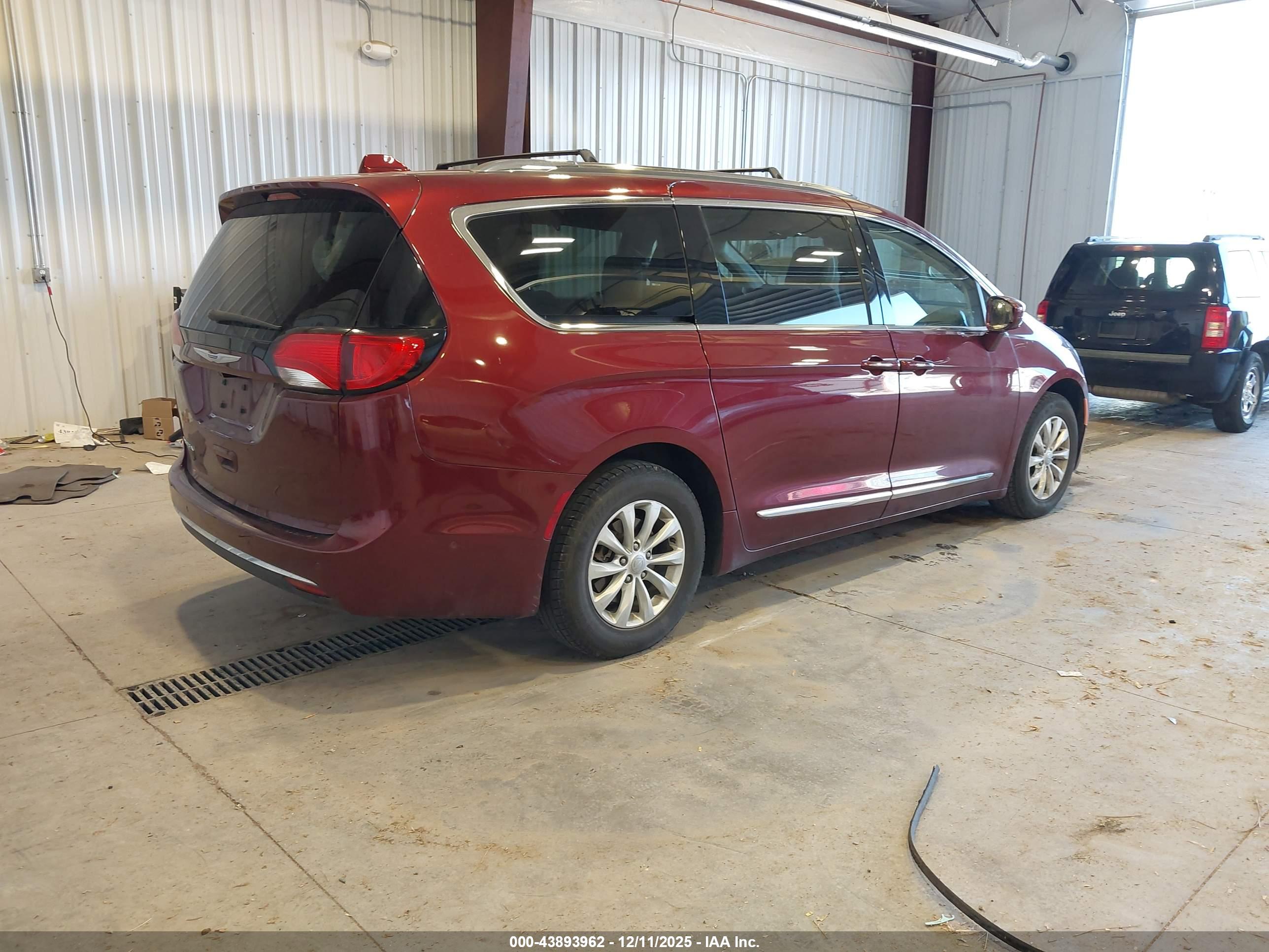 CHRYSLER PACIFICA image 4
