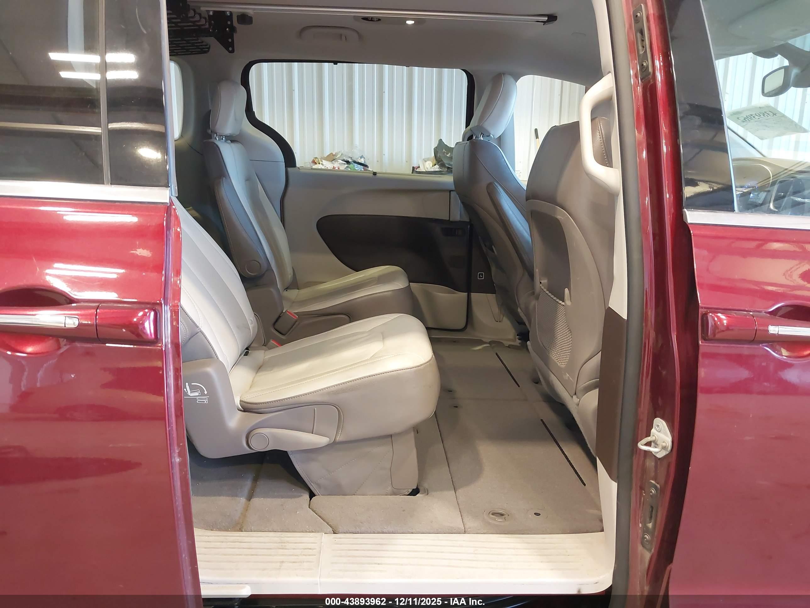 CHRYSLER PACIFICA image 8