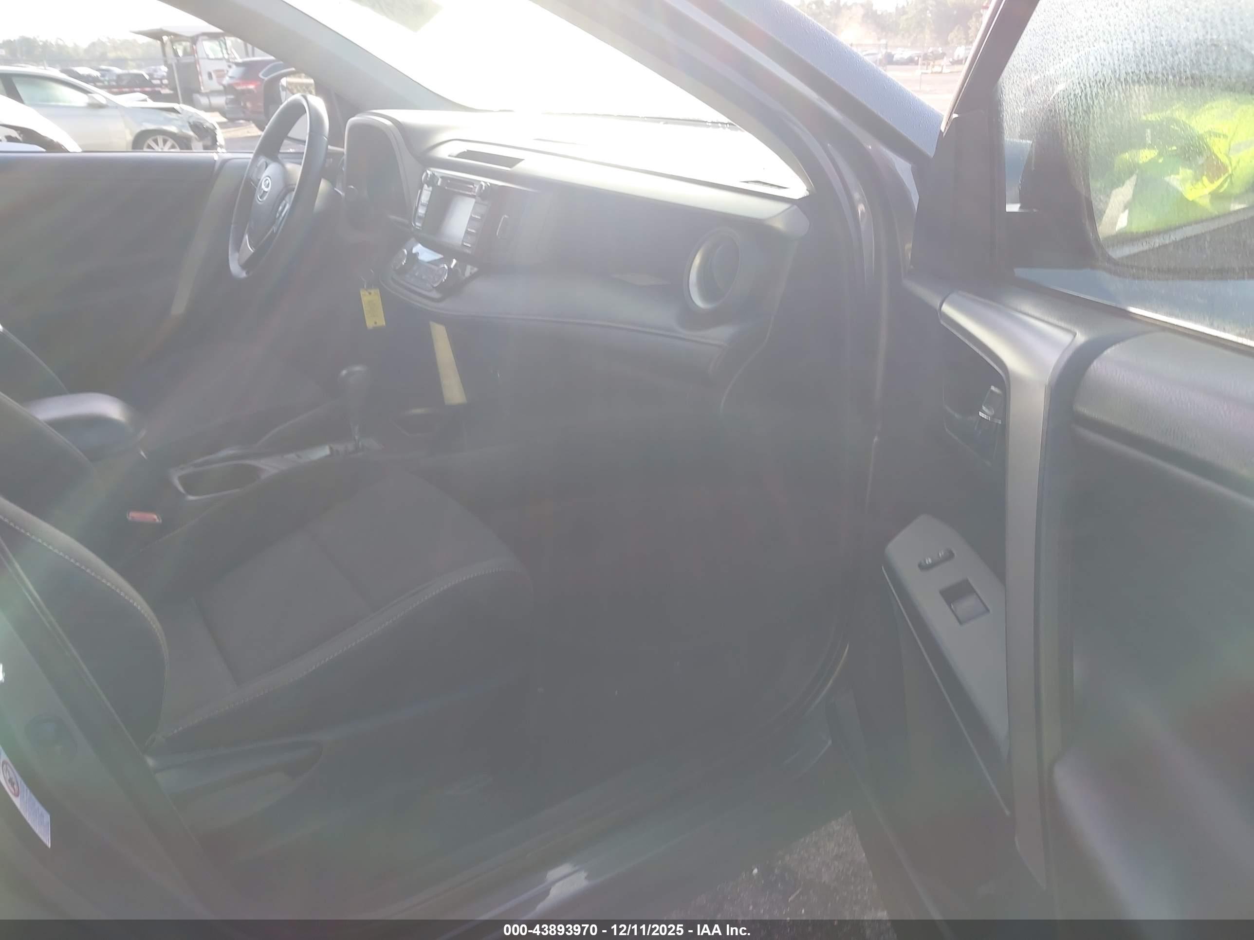 TOYOTA RAV4 image 5