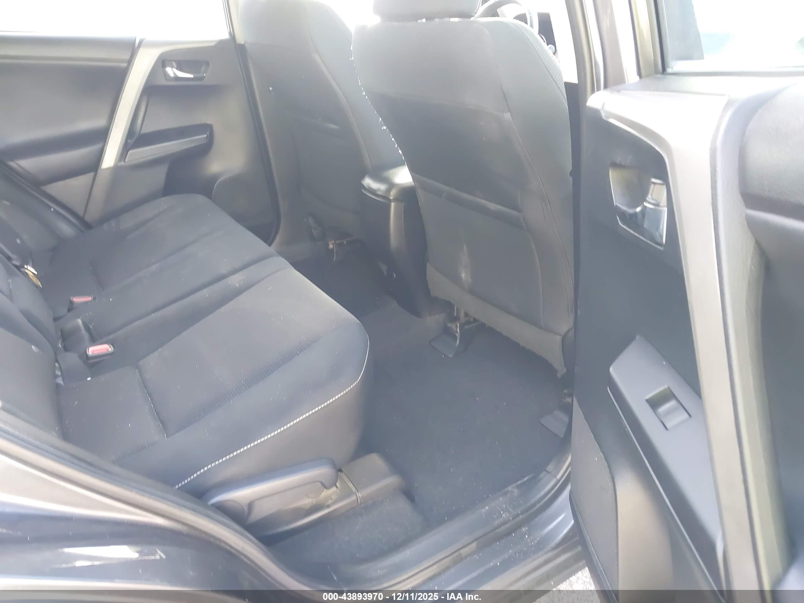 TOYOTA RAV4 image 8