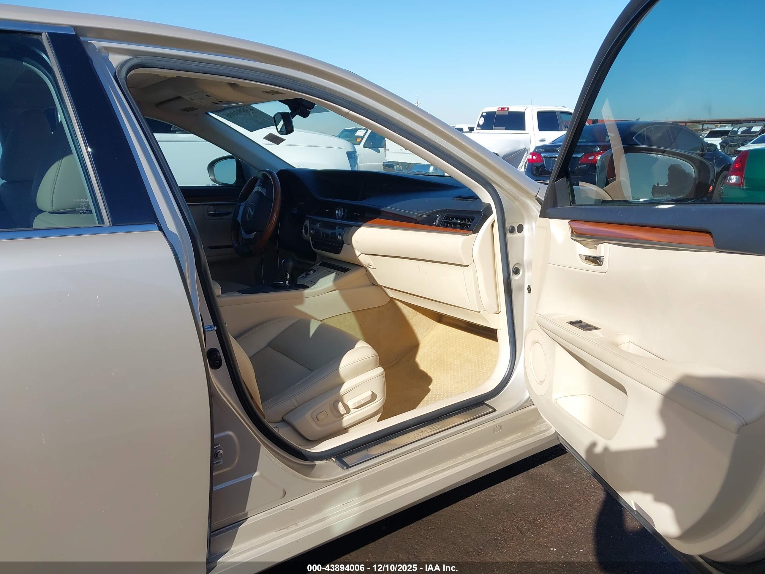 LEXUS ES image 5