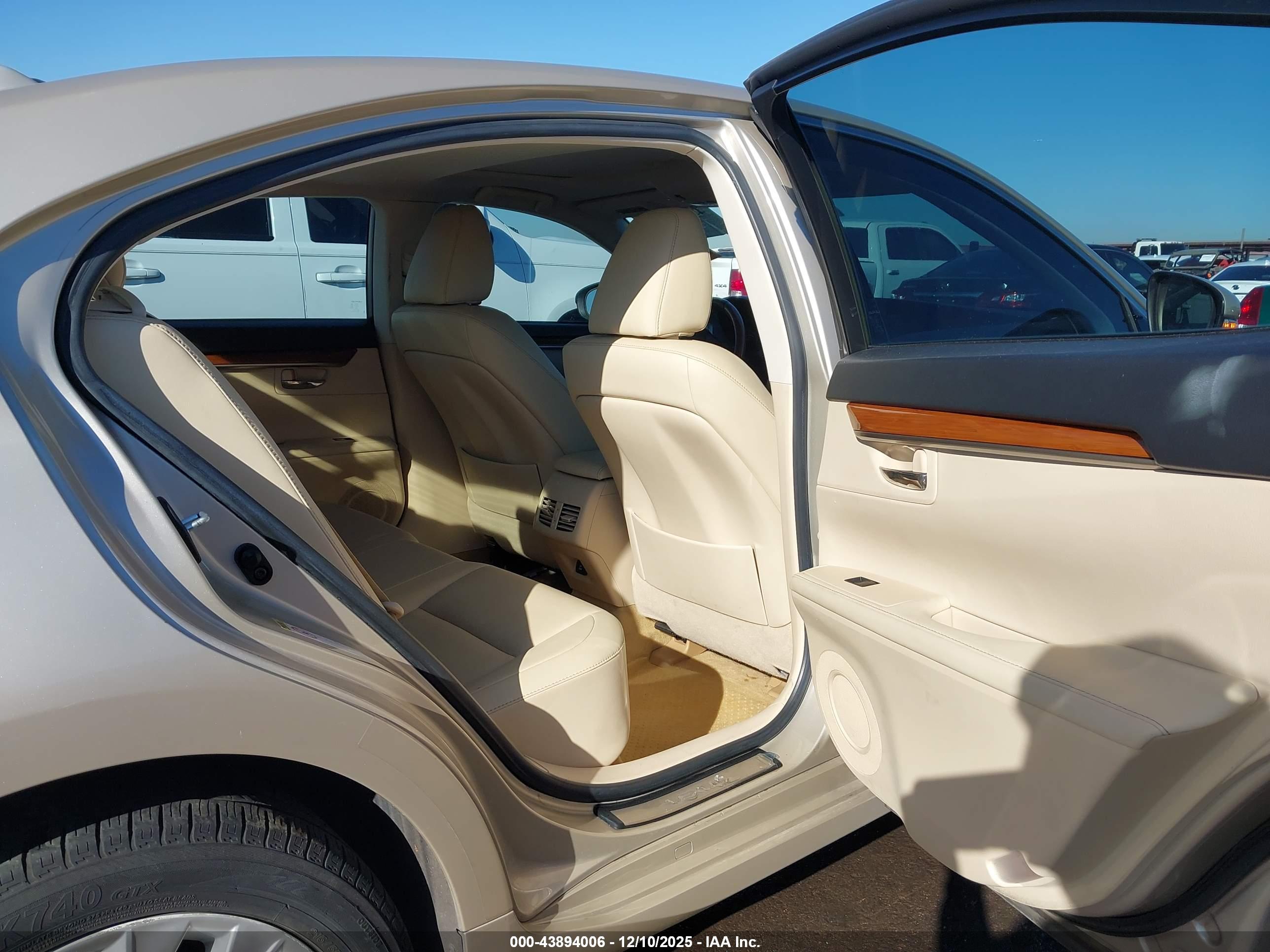 LEXUS ES image 8