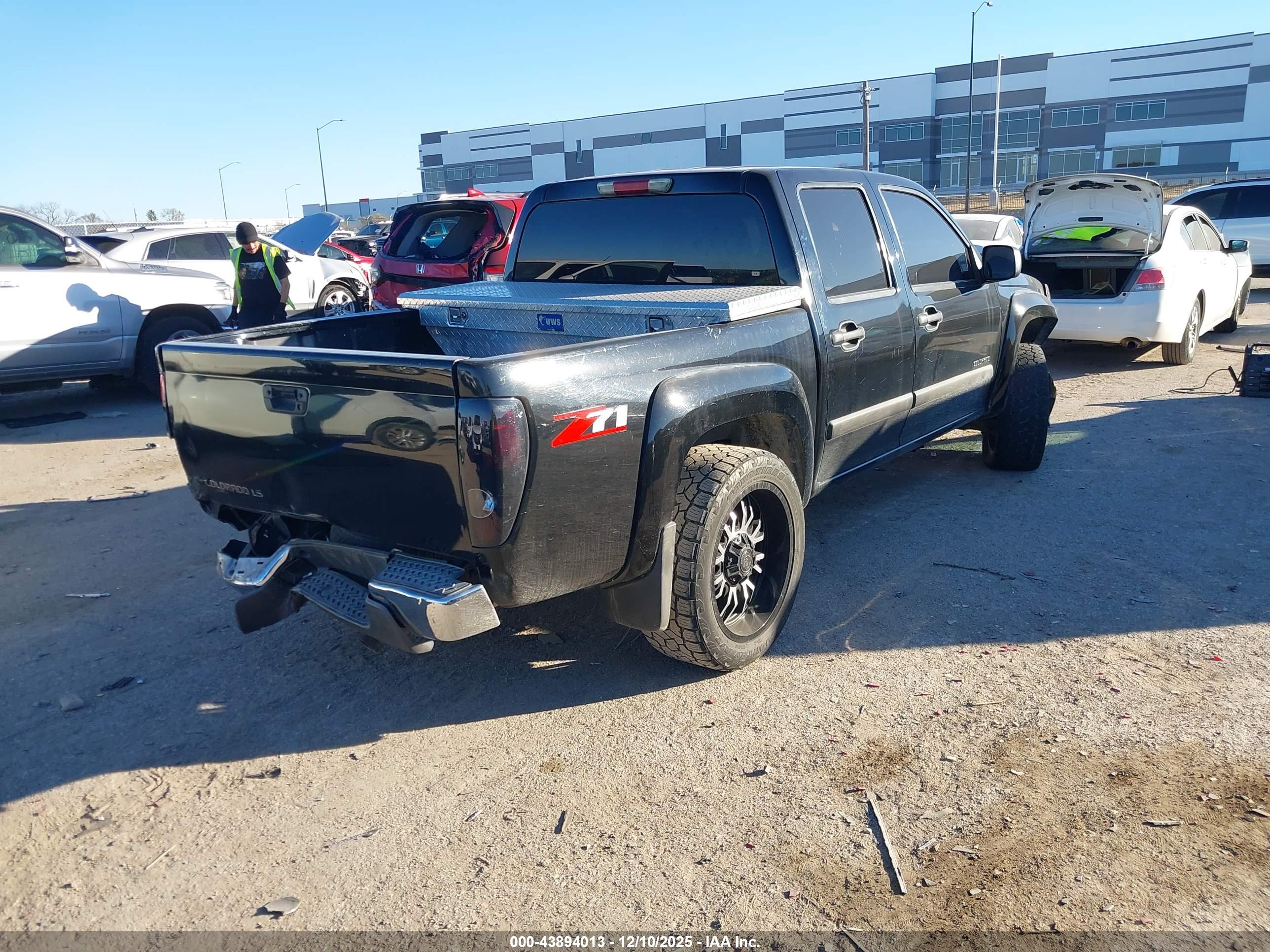 CHEVROLET COLORADO image 4