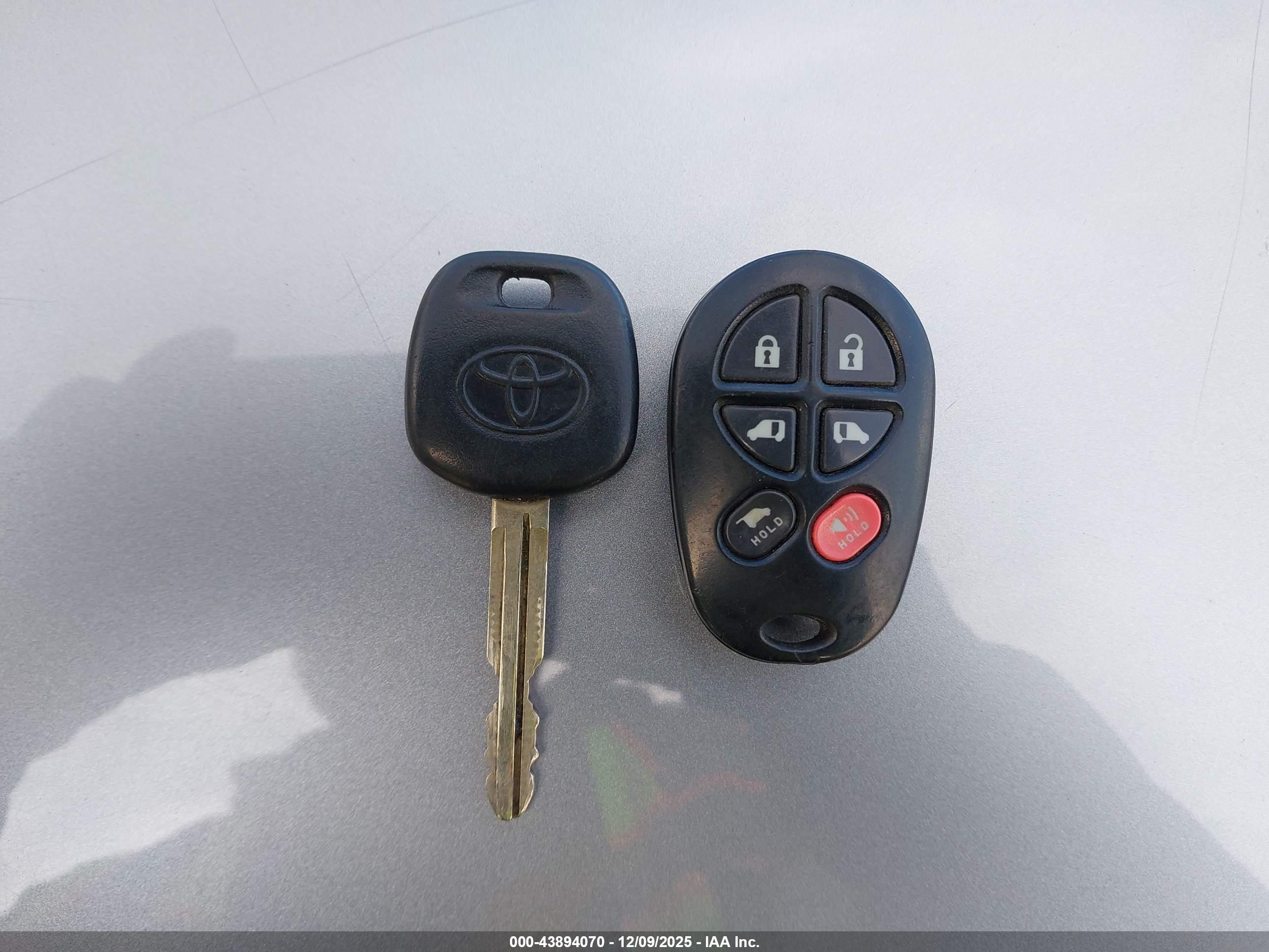 TOYOTA SIENNA image 11