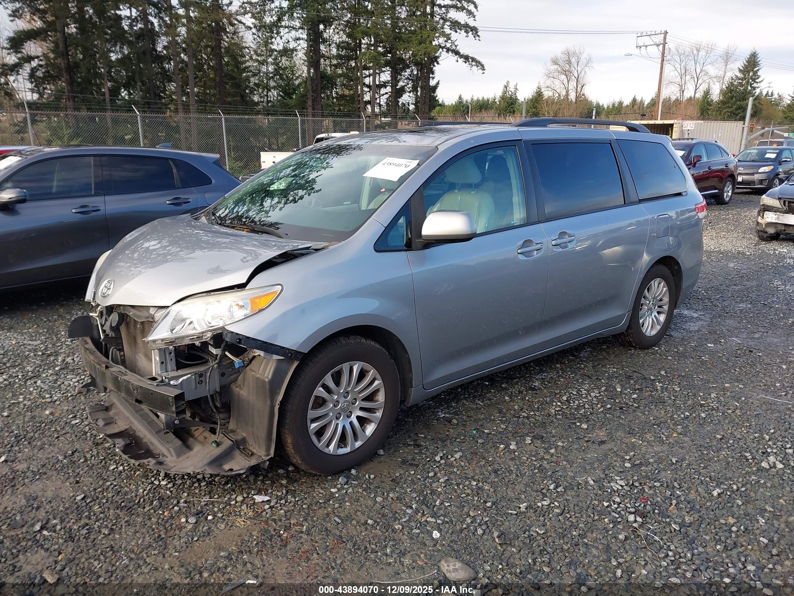 TOYOTA SIENNA image 2