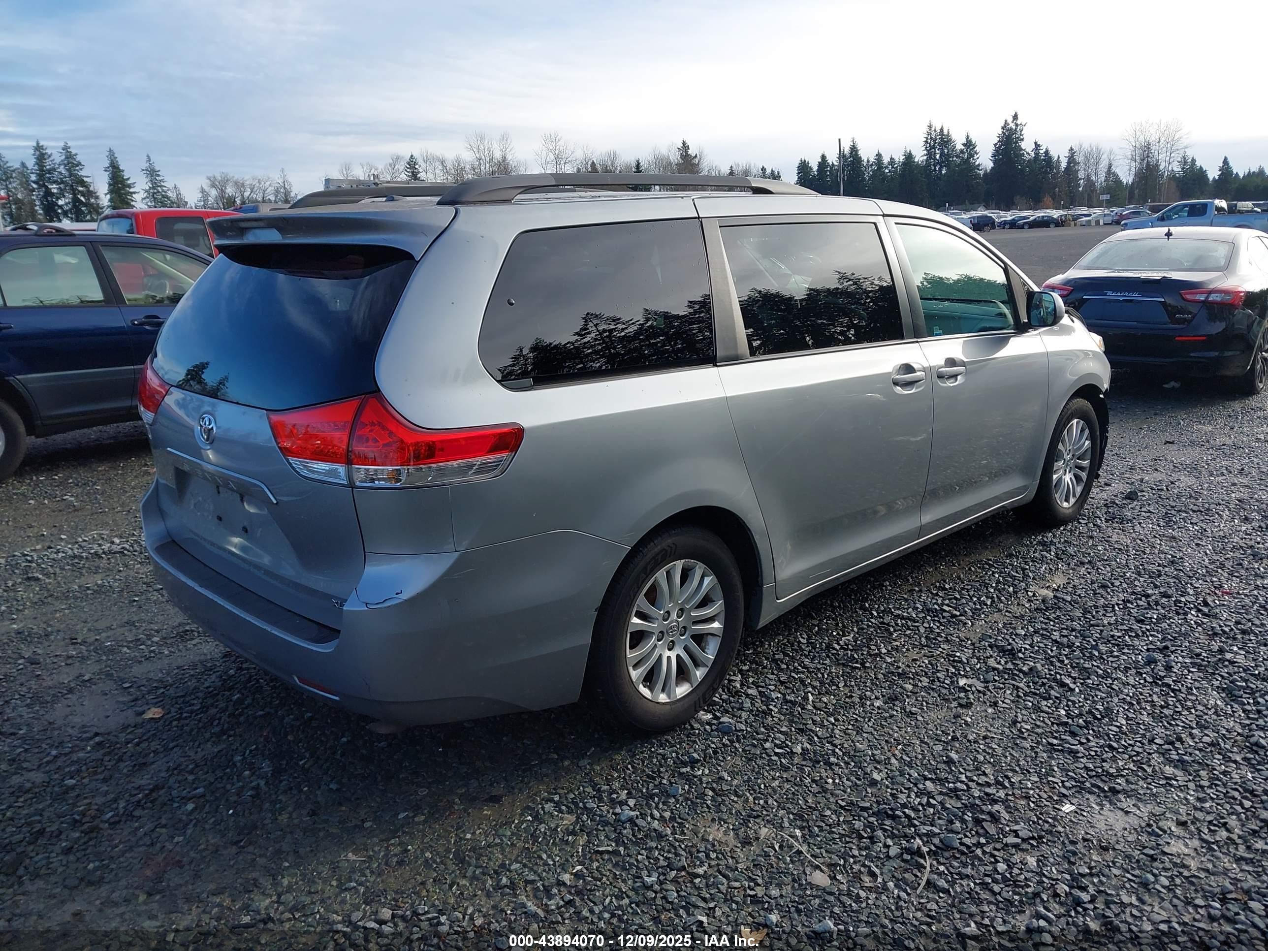 TOYOTA SIENNA image 4