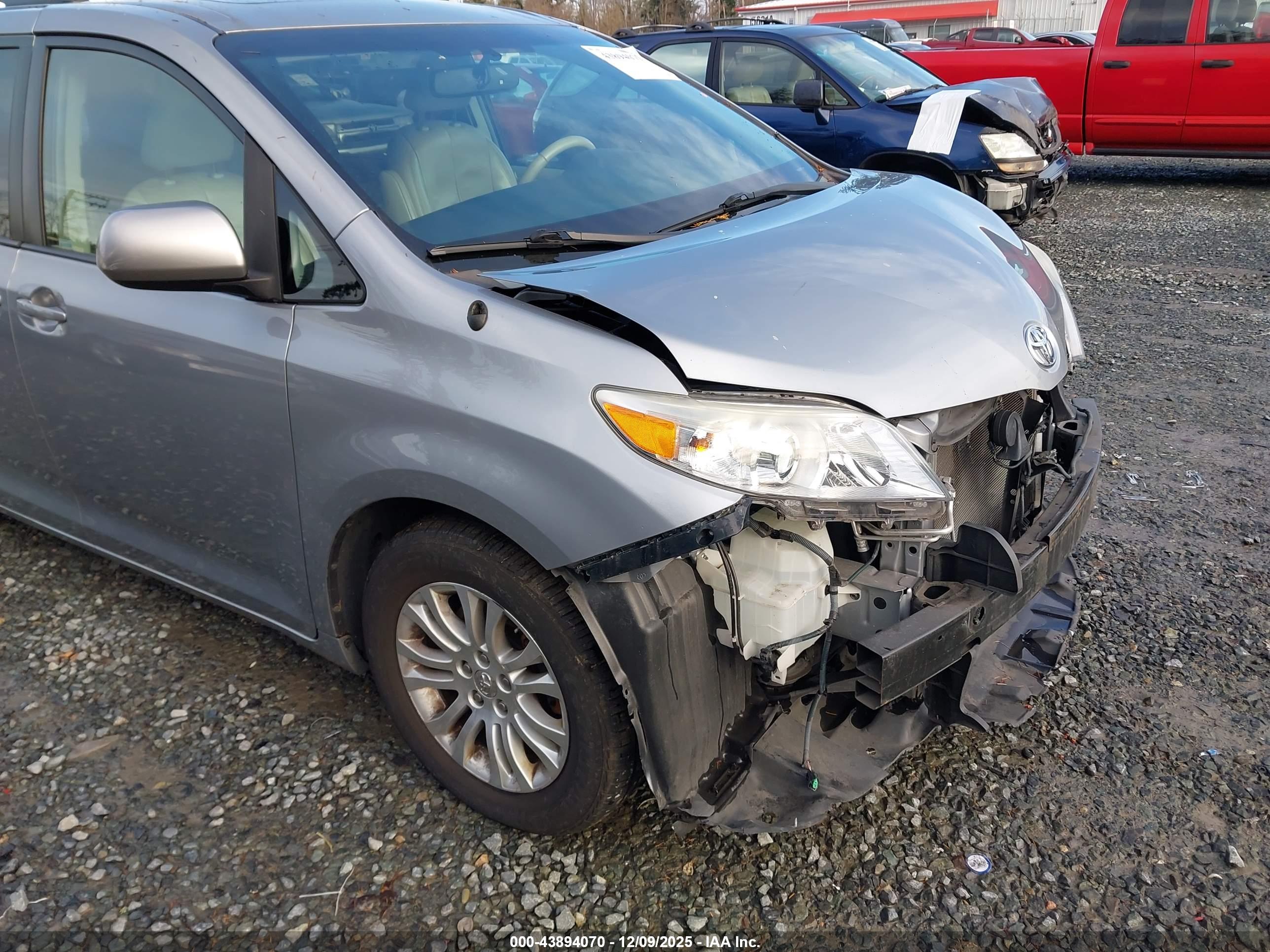 TOYOTA SIENNA image 6