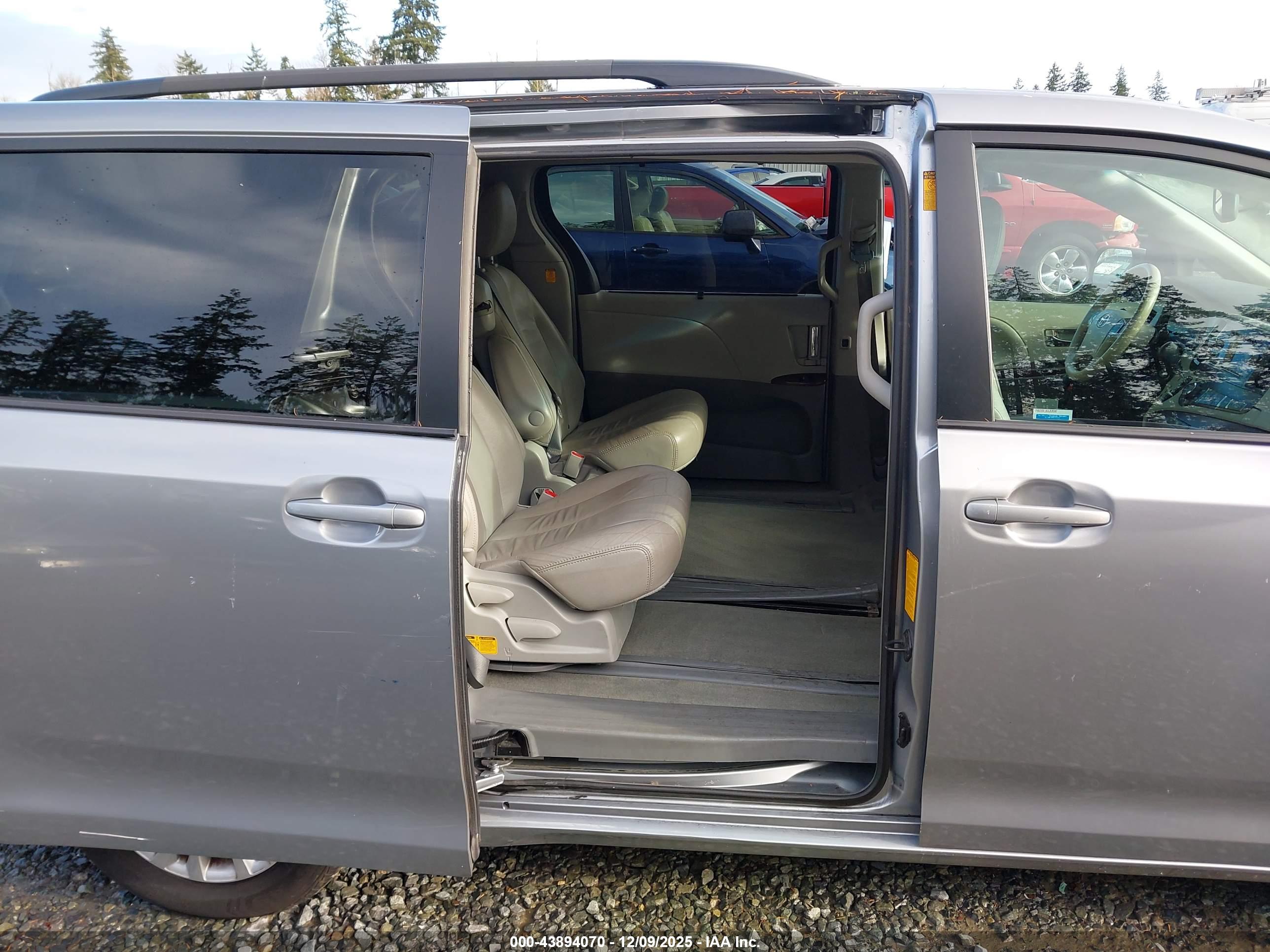 TOYOTA SIENNA image 8