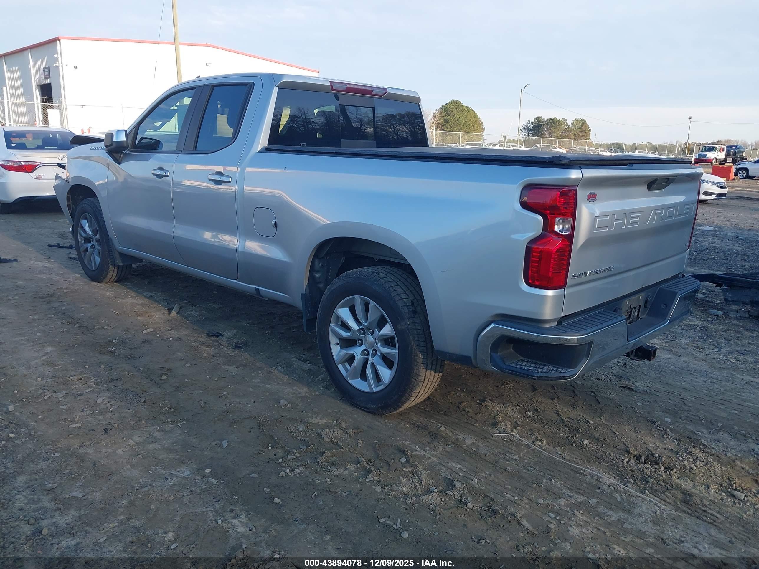 CHEVROLET SILVERADO image 3