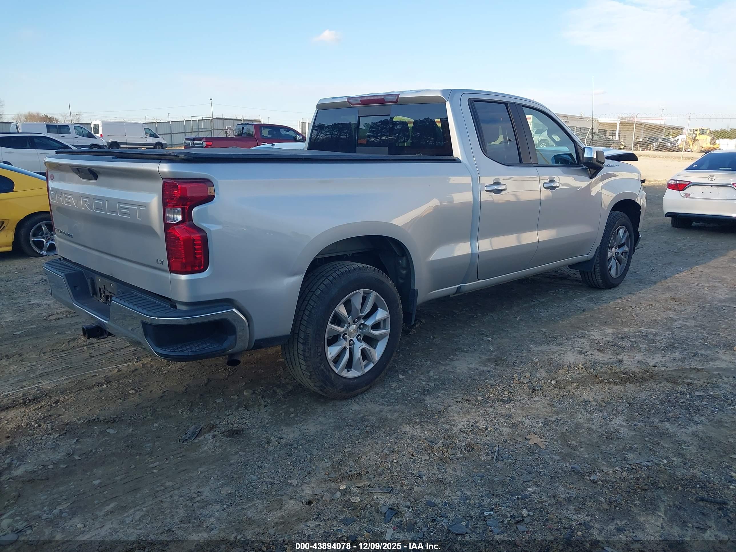 CHEVROLET SILVERADO image 4