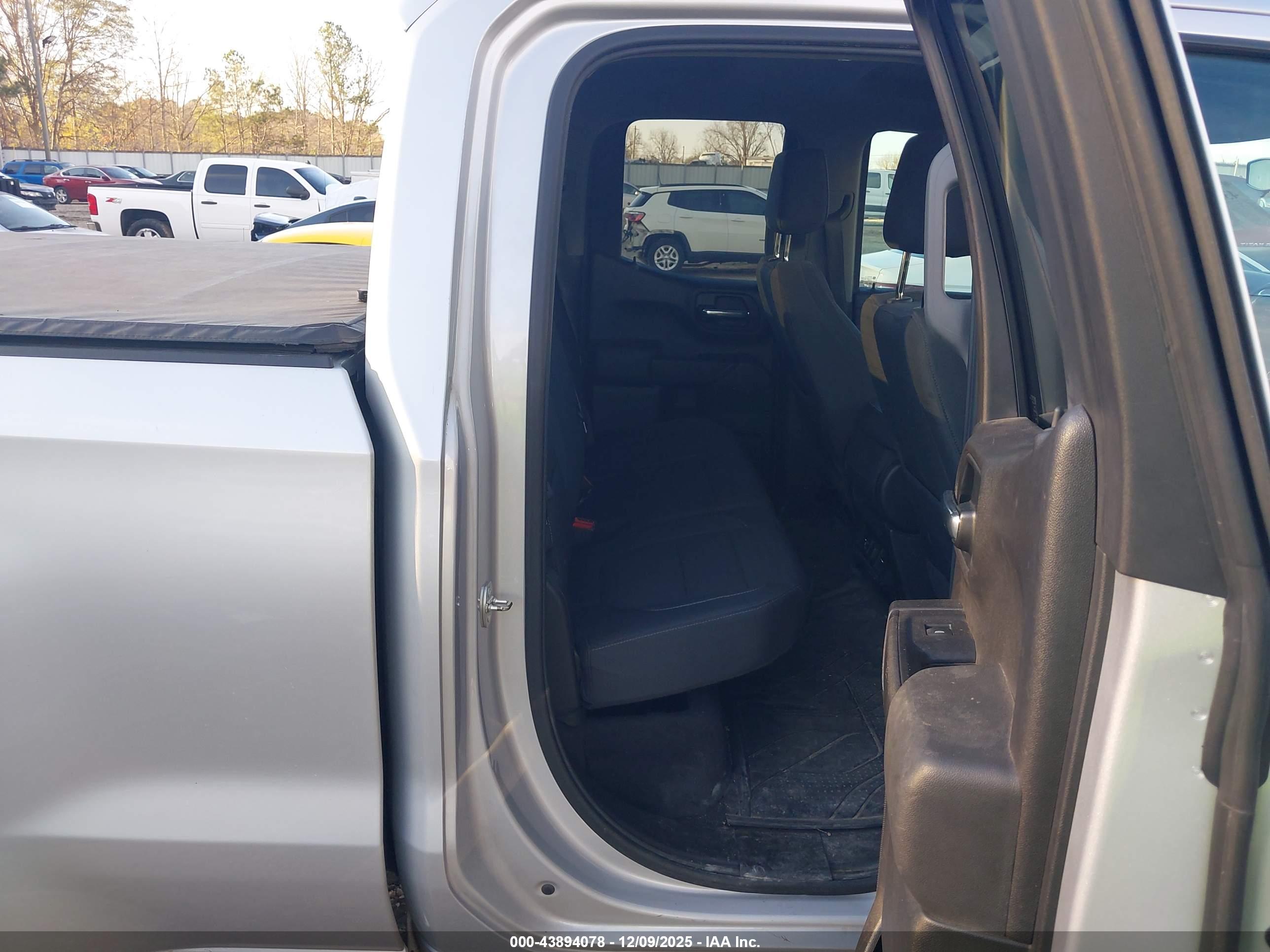 CHEVROLET SILVERADO image 8