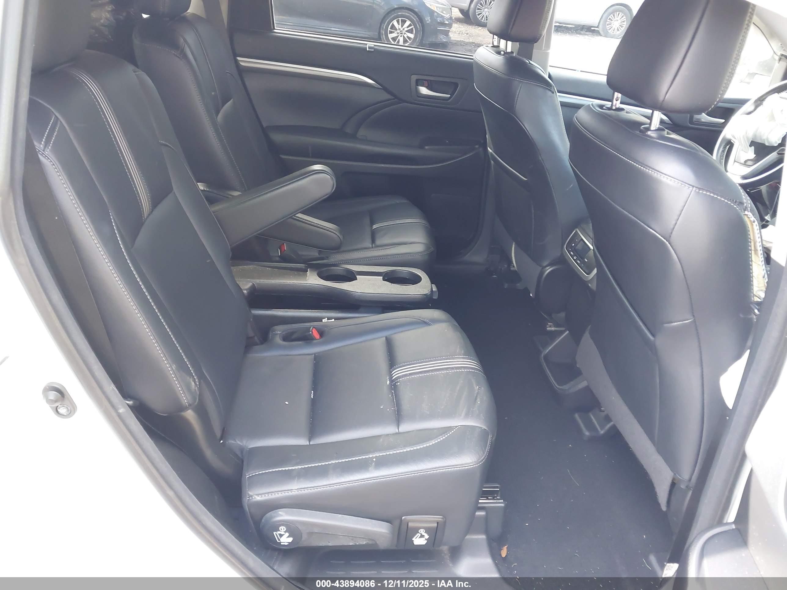 TOYOTA HIGHLANDER image 8
