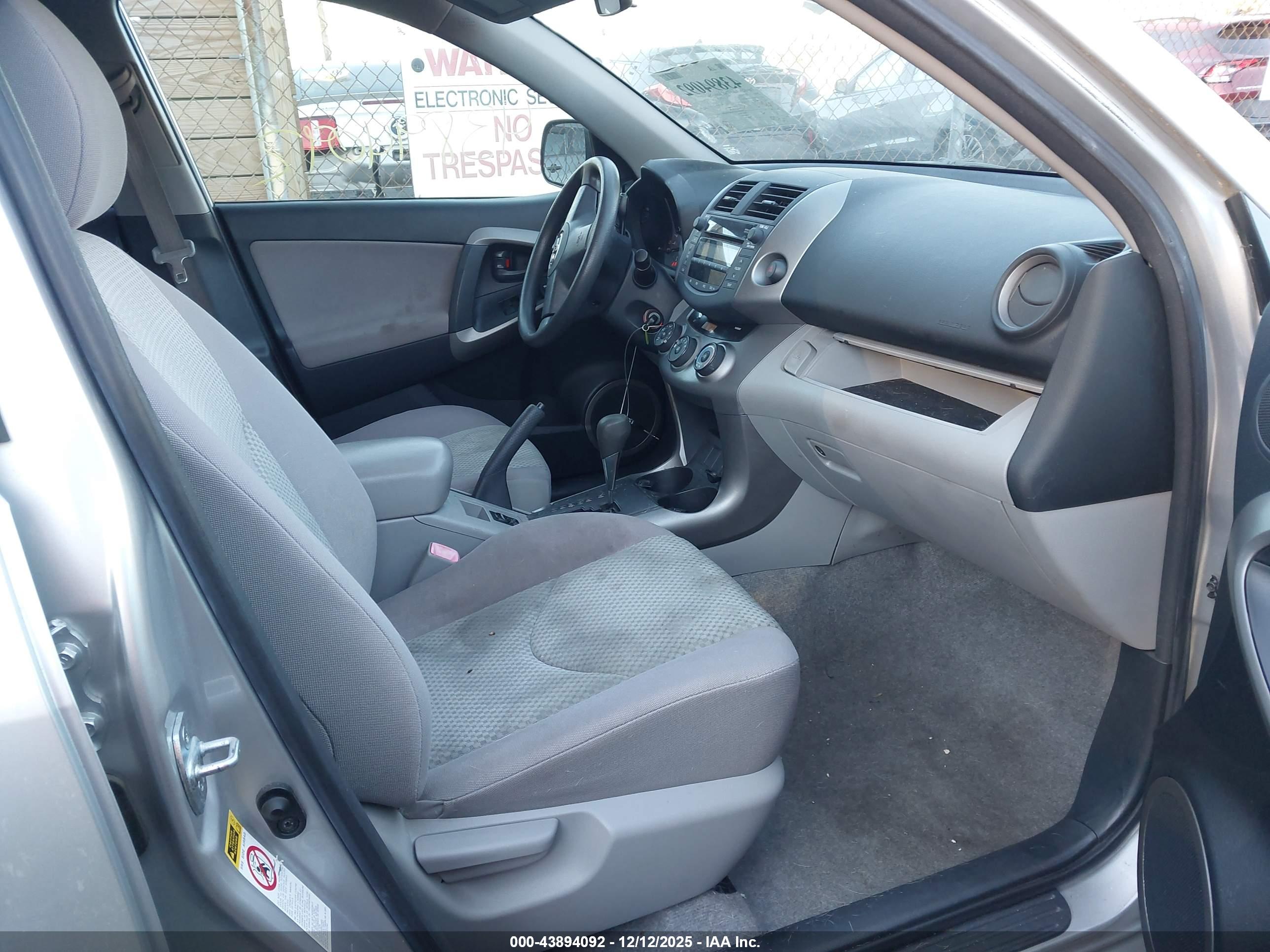 TOYOTA RAV4 image 5