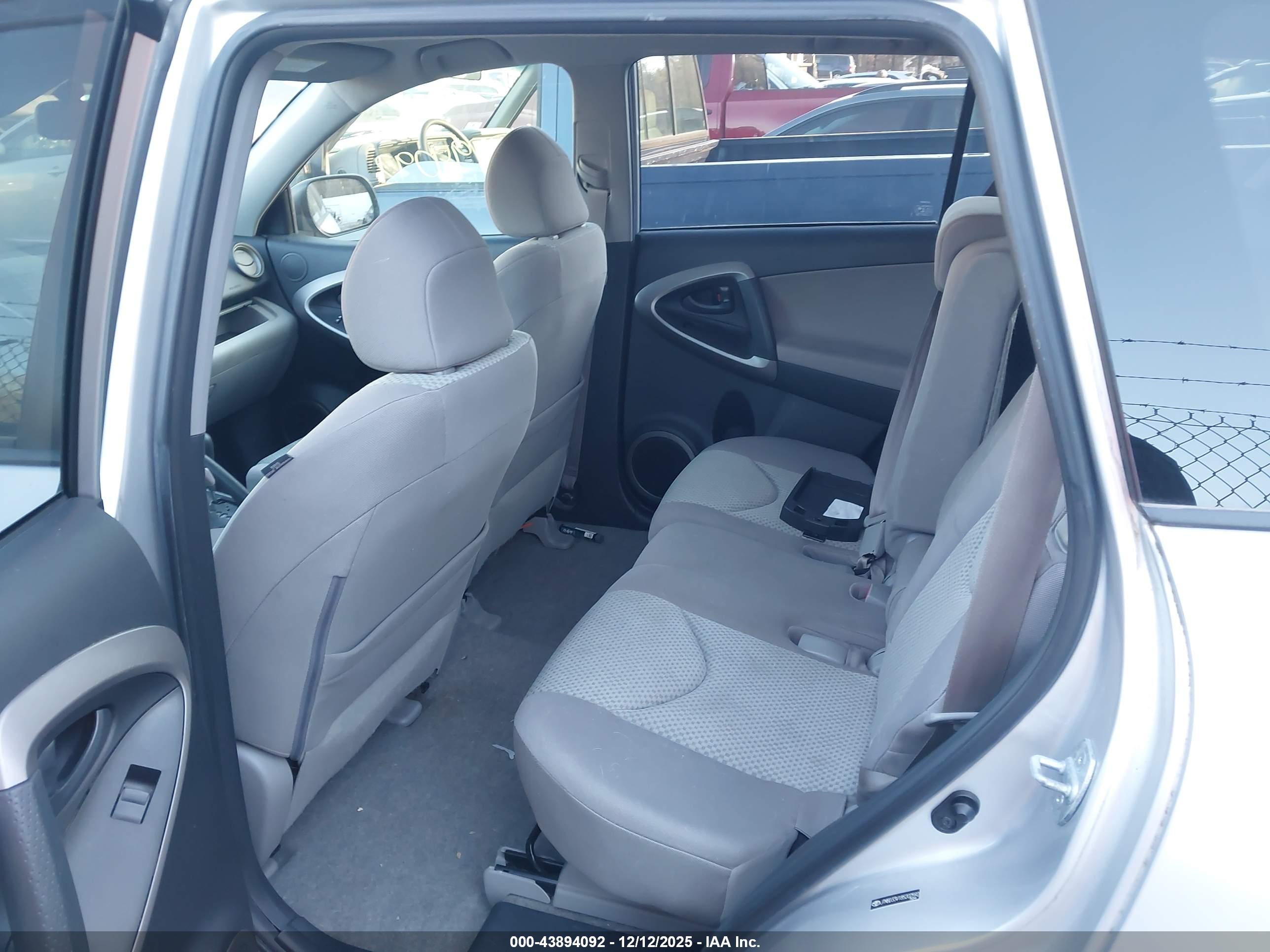 TOYOTA RAV4 image 8