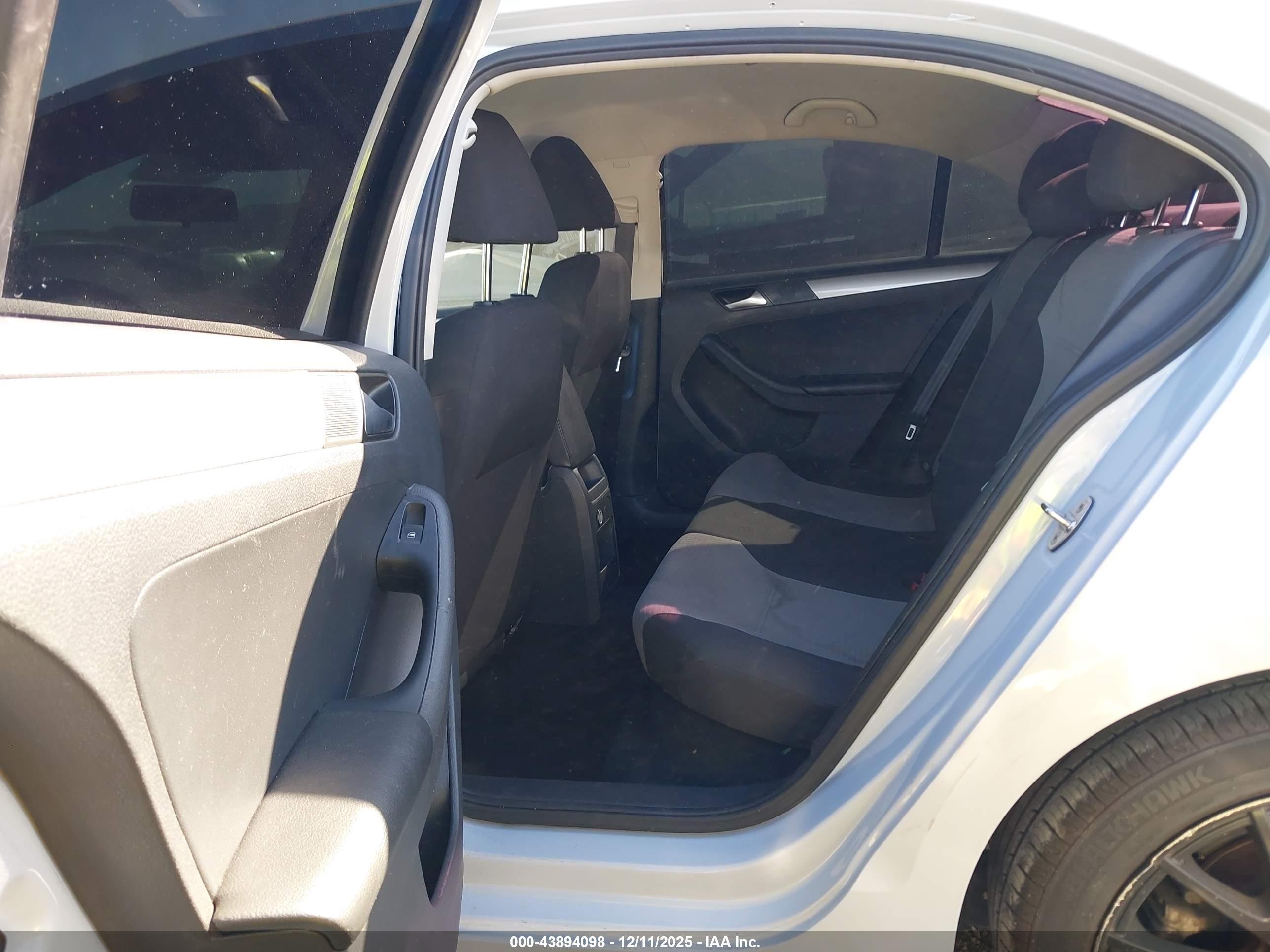 VOLKSWAGEN JETTA image 8