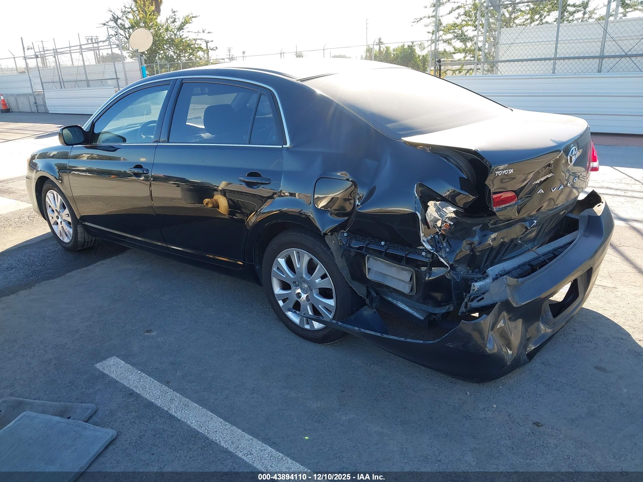 TOYOTA AVALON image 3