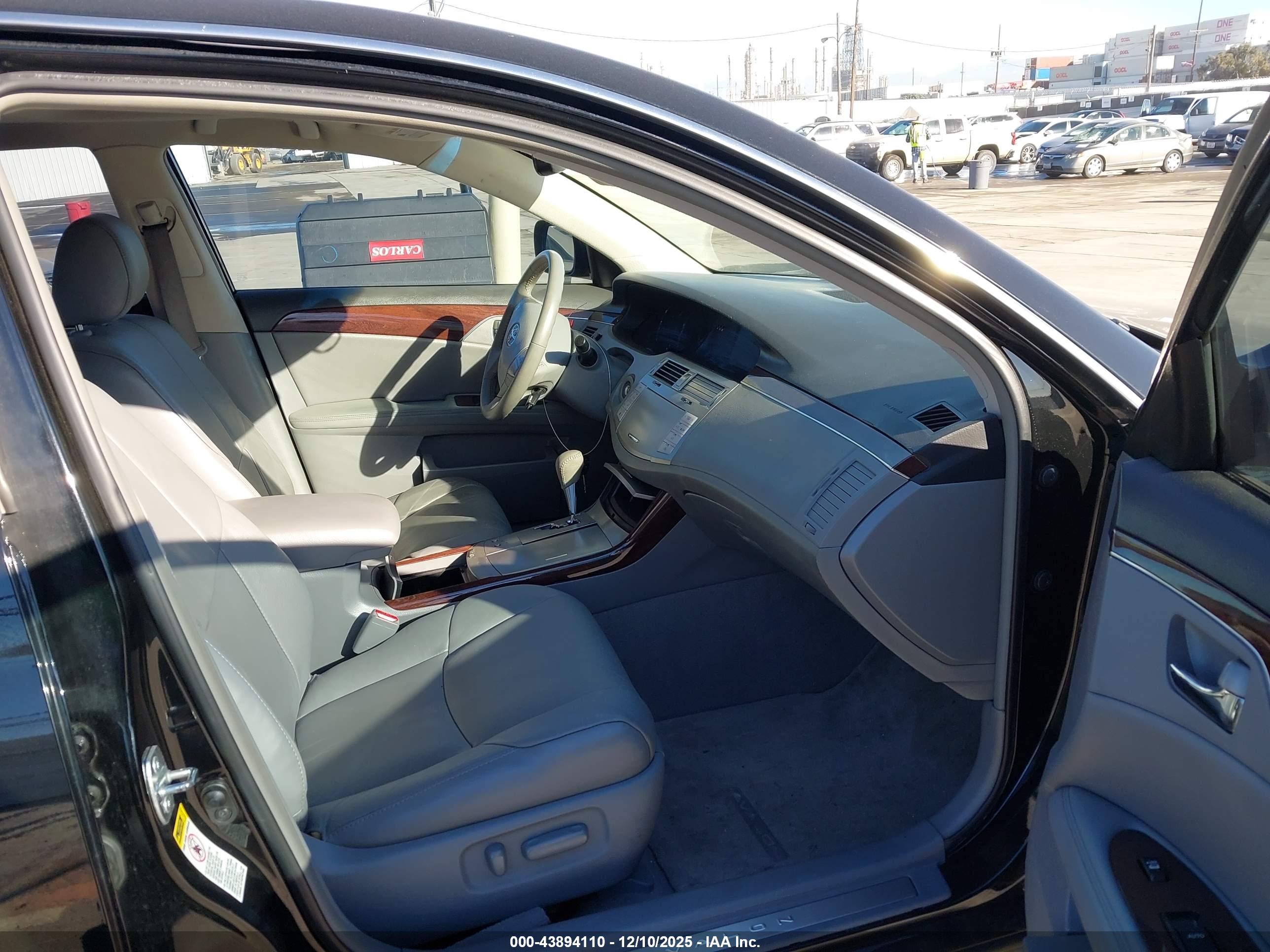TOYOTA AVALON image 5