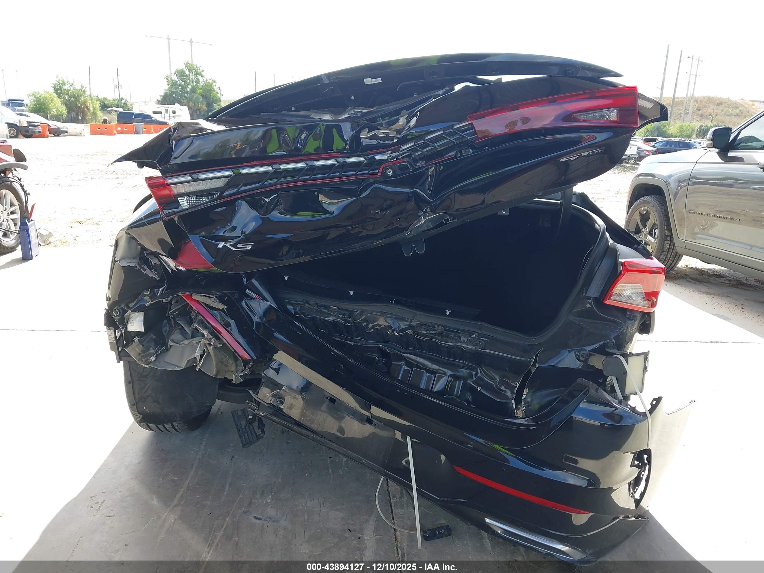KIA K5 image 6