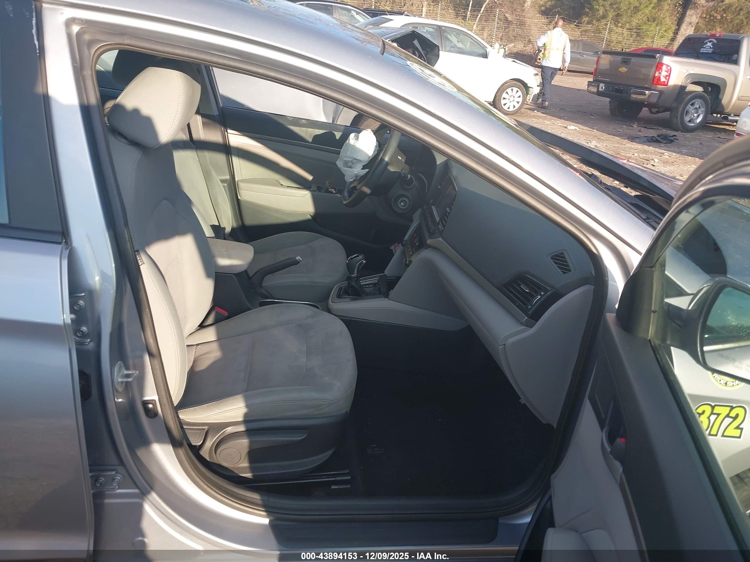 HYUNDAI ELANTRA image 5