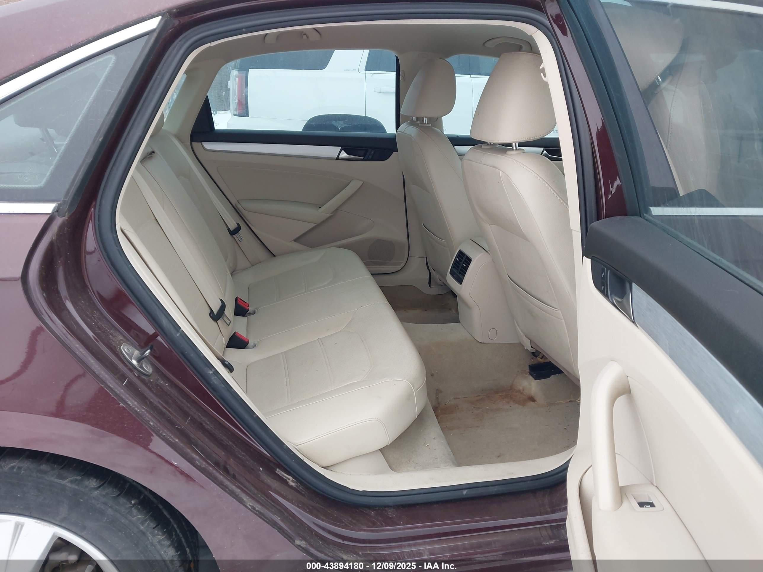 VOLKSWAGEN PASSAT image 8