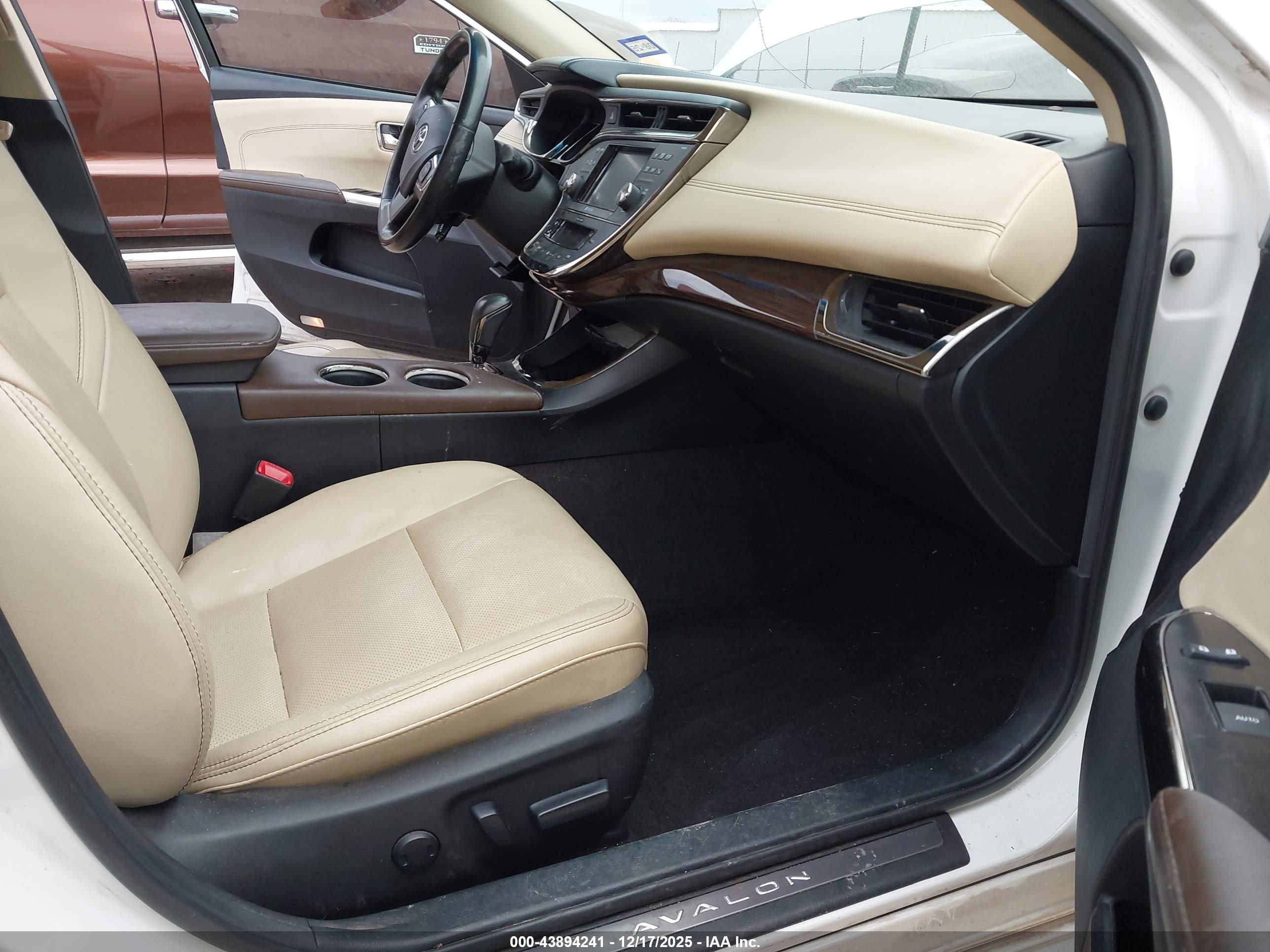 TOYOTA AVALON image 5