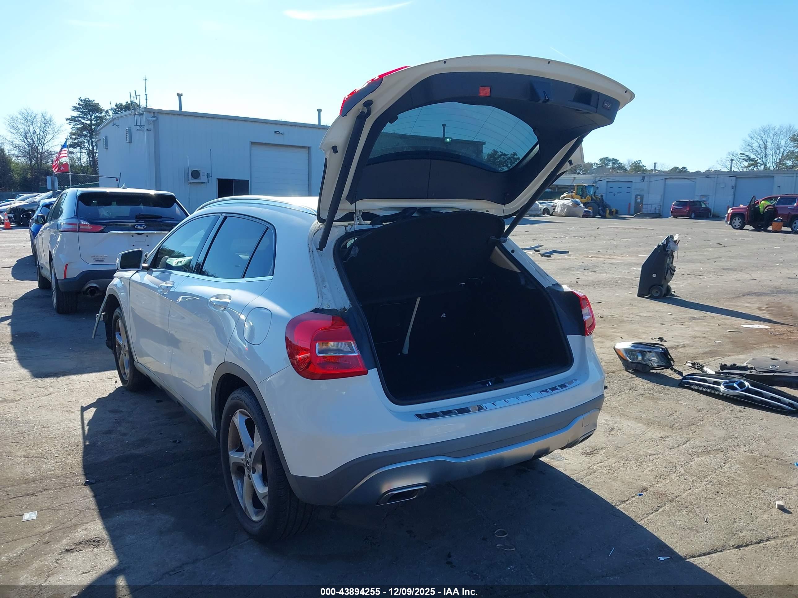 MERCEDES-BENZ GLA image 3