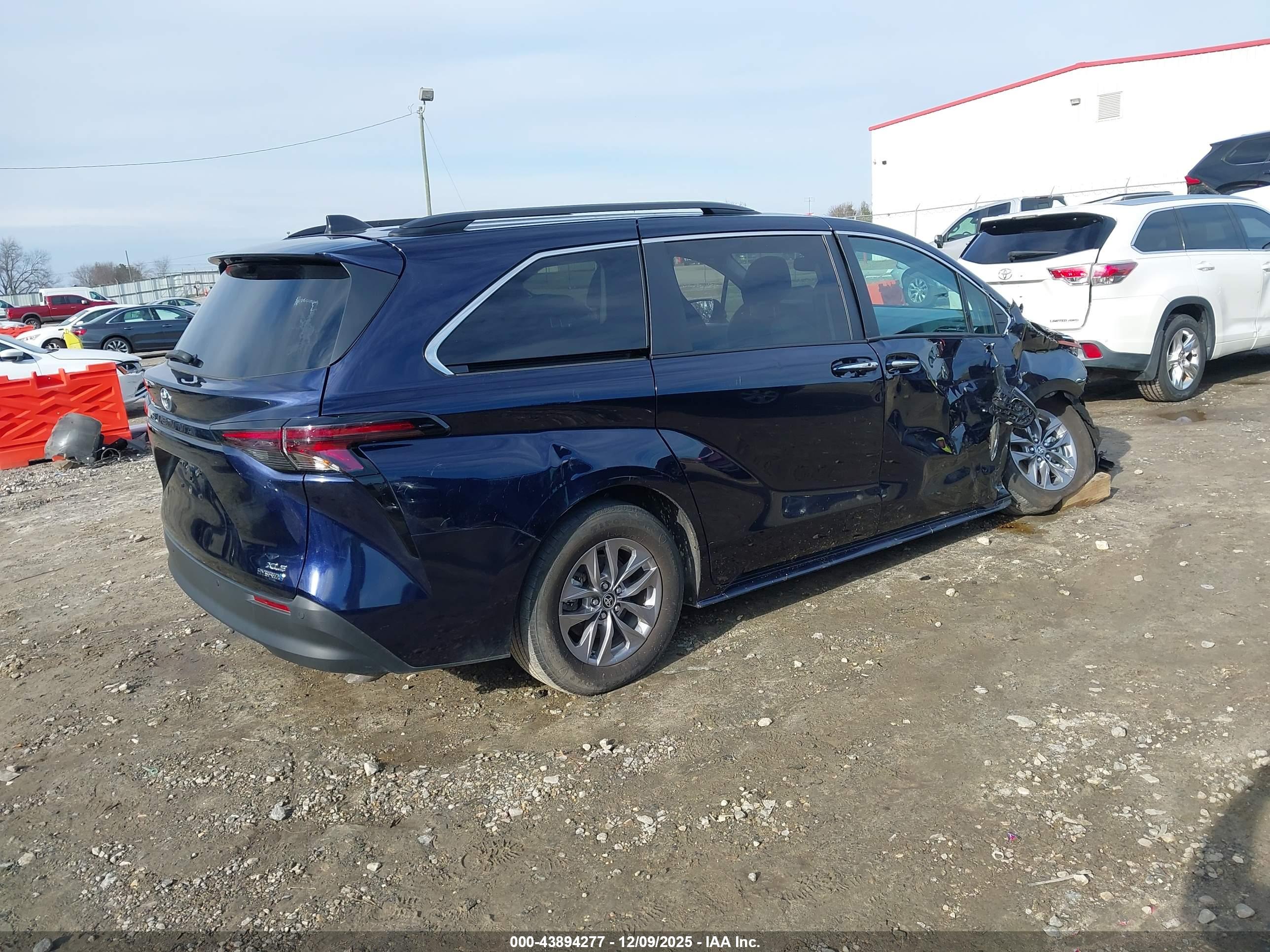 TOYOTA SIENNA image 4