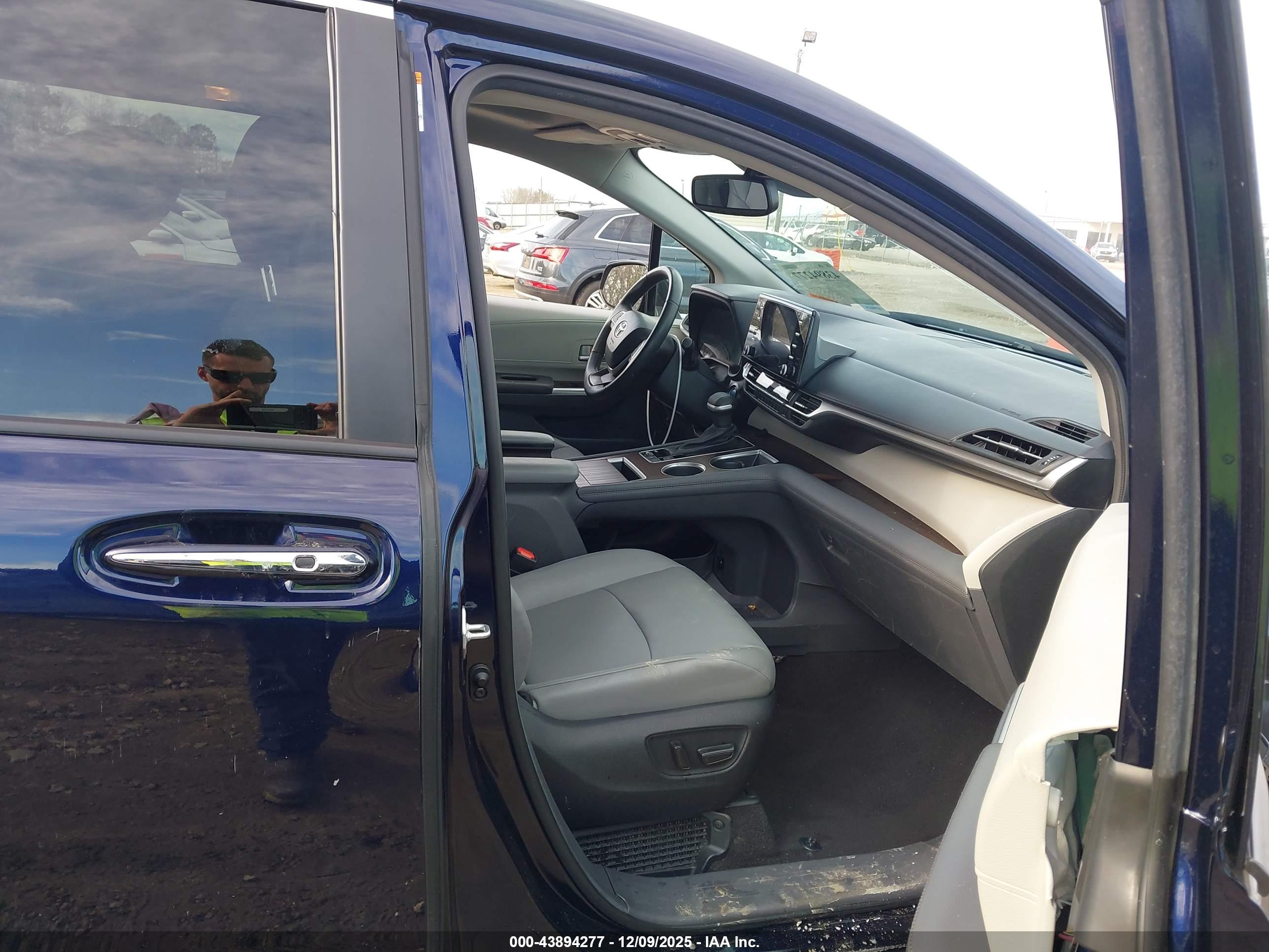 TOYOTA SIENNA image 5