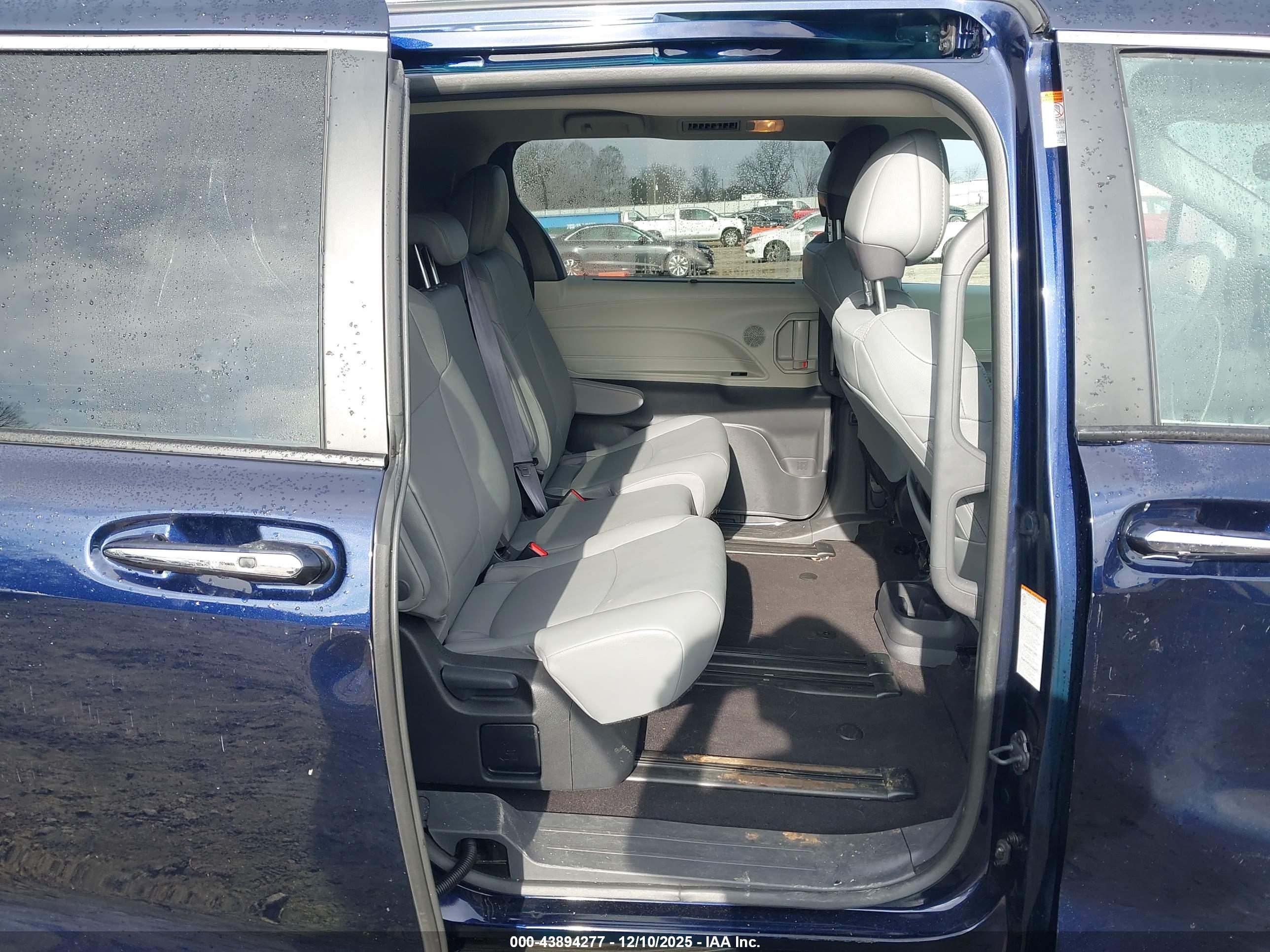 TOYOTA SIENNA image 8