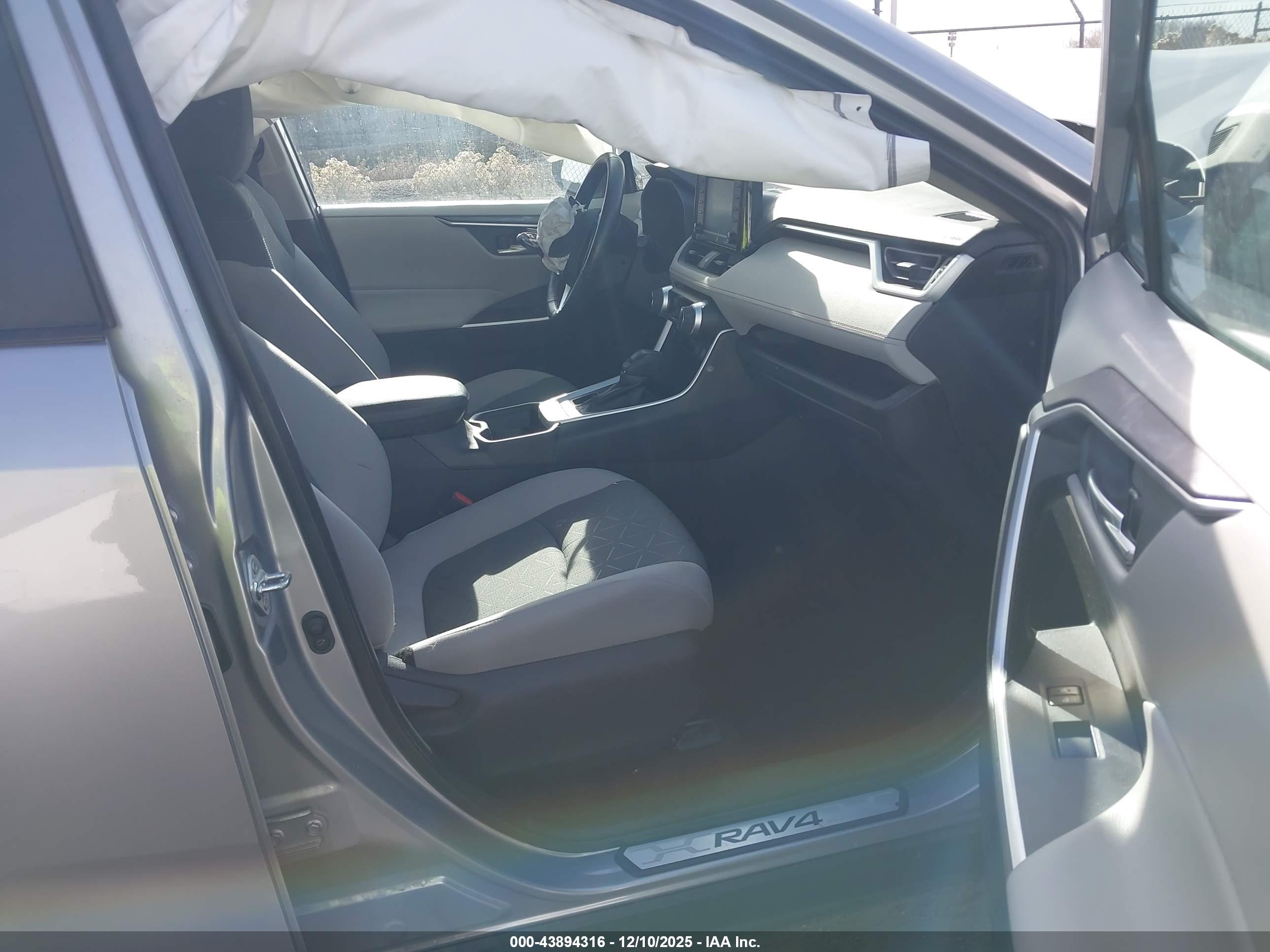 TOYOTA RAV4 image 5