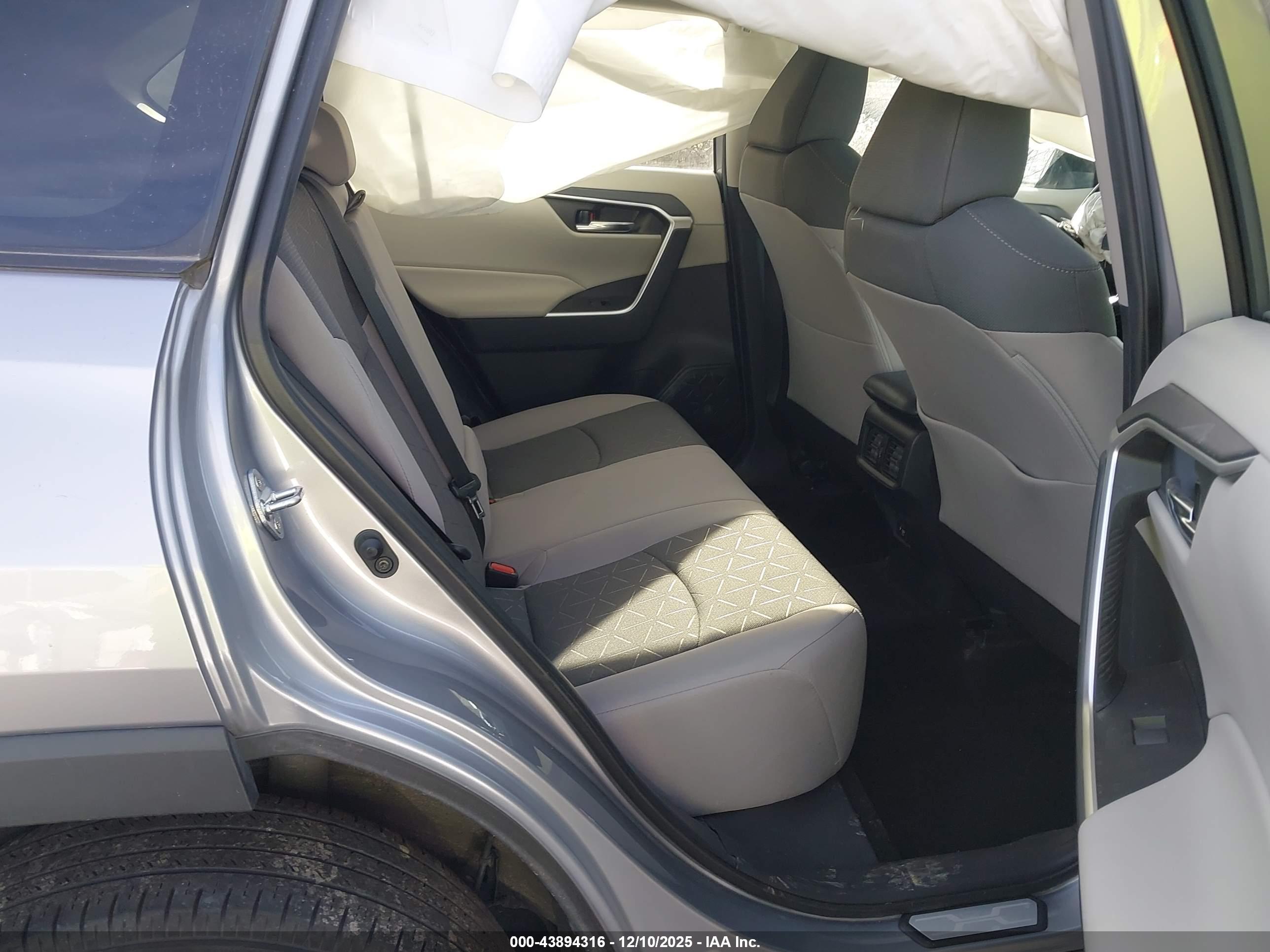 TOYOTA RAV4 image 8