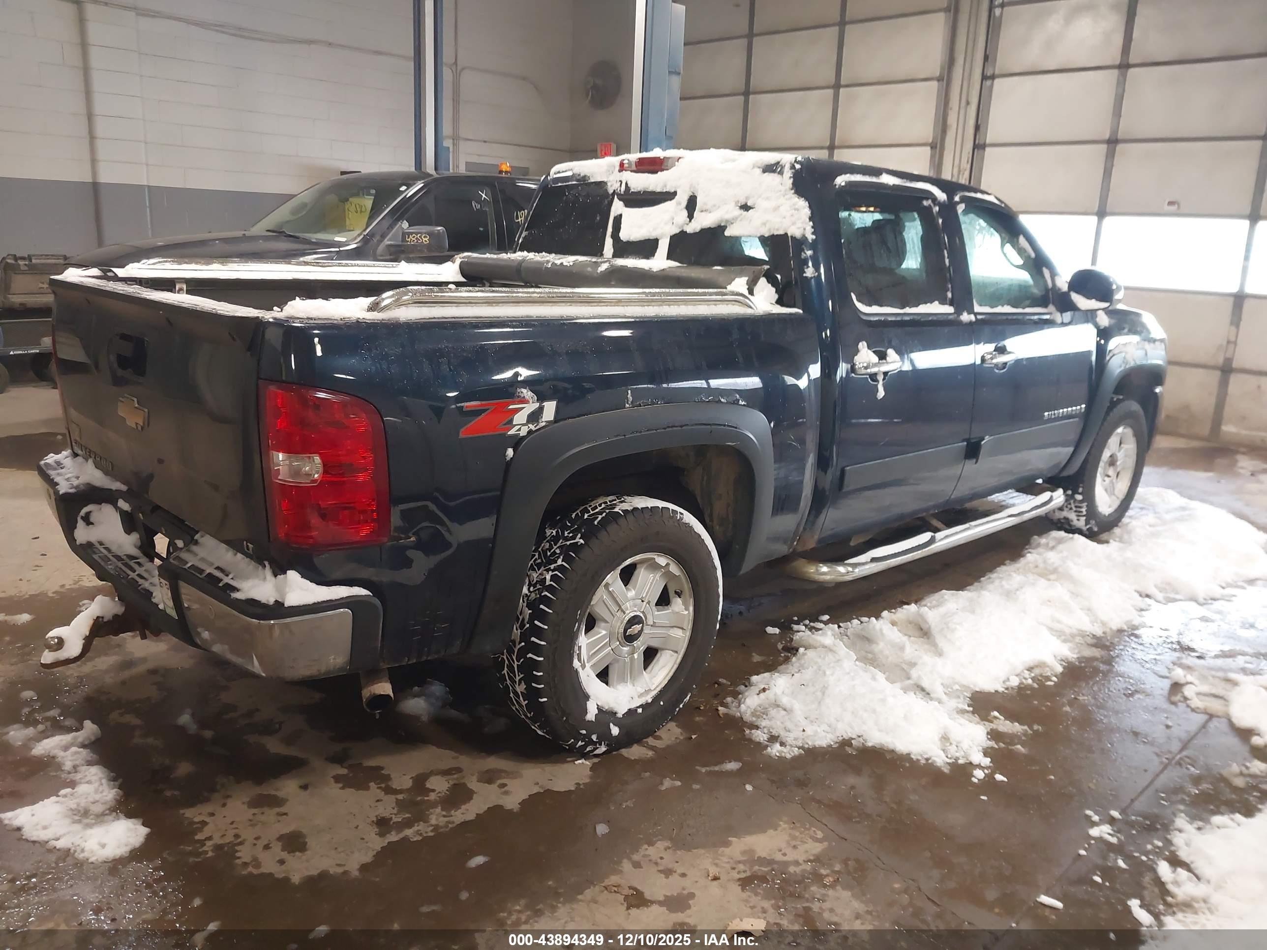 CHEVROLET SILVERADO image 4